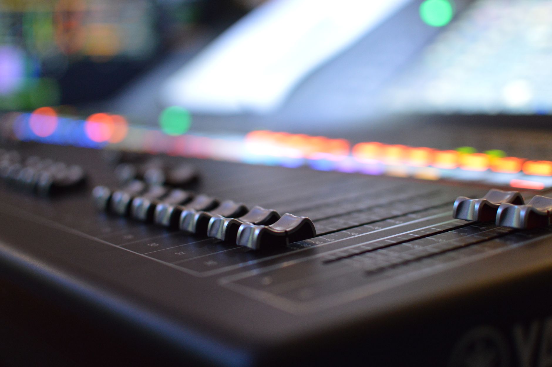 mixing console closeup (Photo: Erik  Dávalos / Pexels)