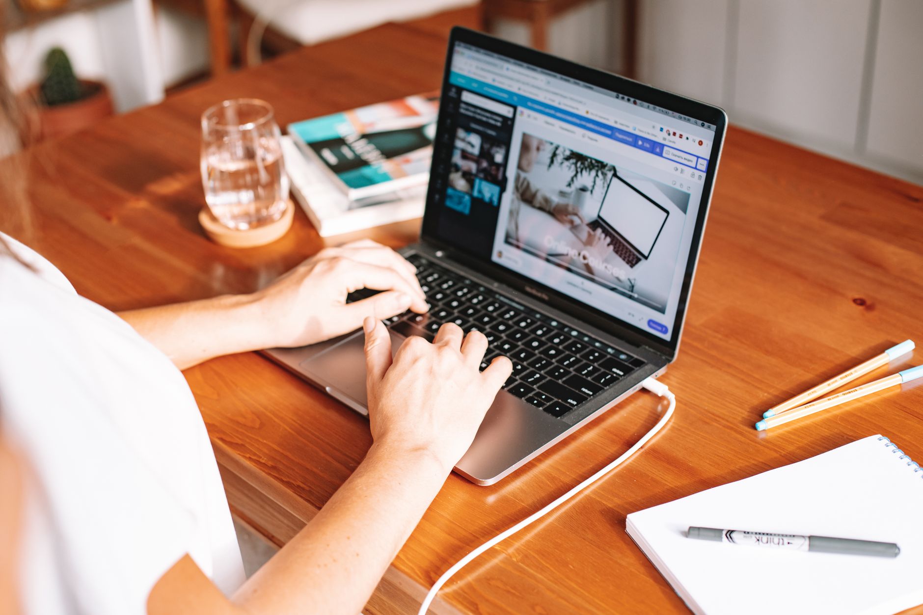 laptop writing post screen (Photo: ROMAN ODINTSOV / Pexels)