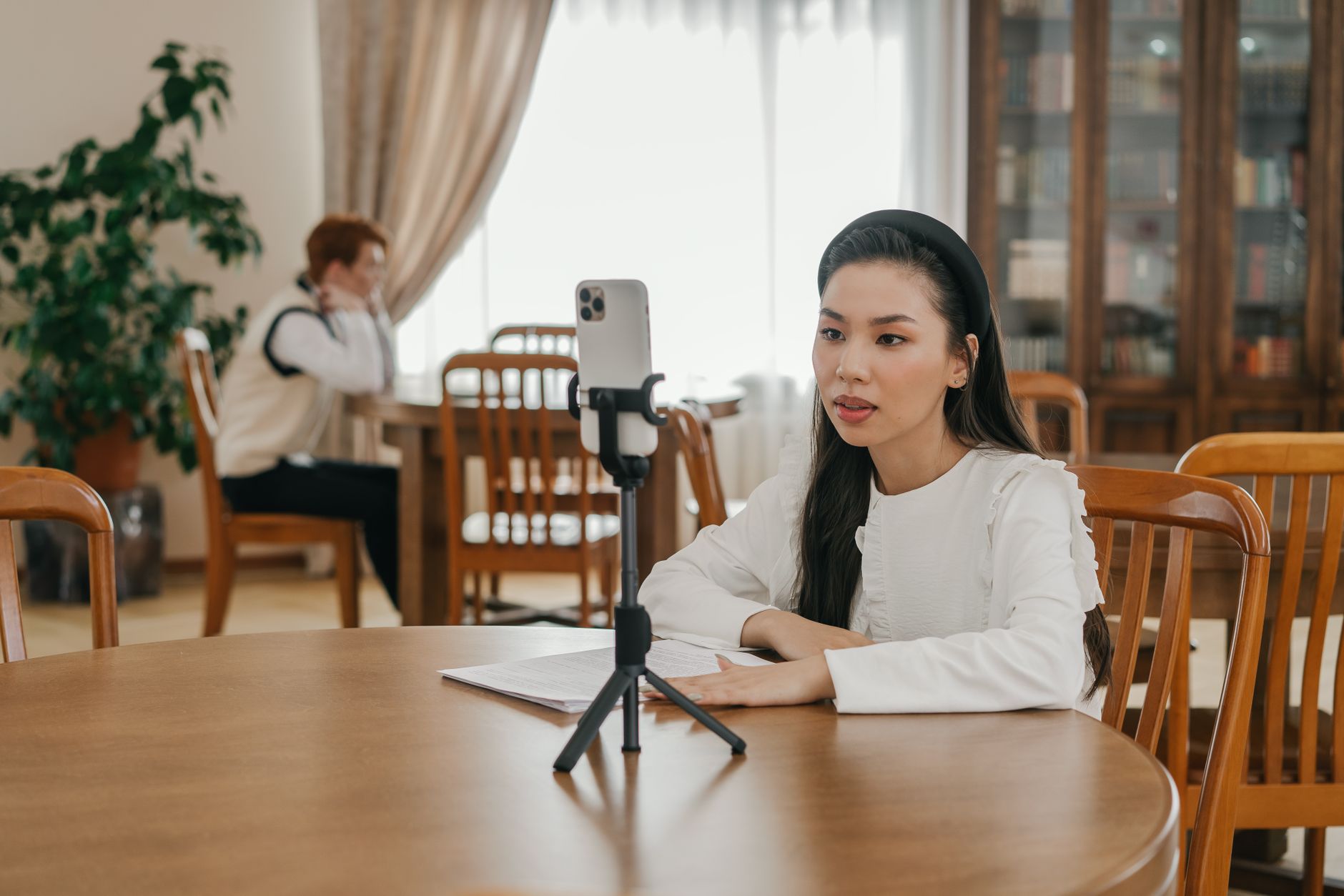 smartphone tripod microphone setup (Photo: Mikhail Nilov / Pexels)