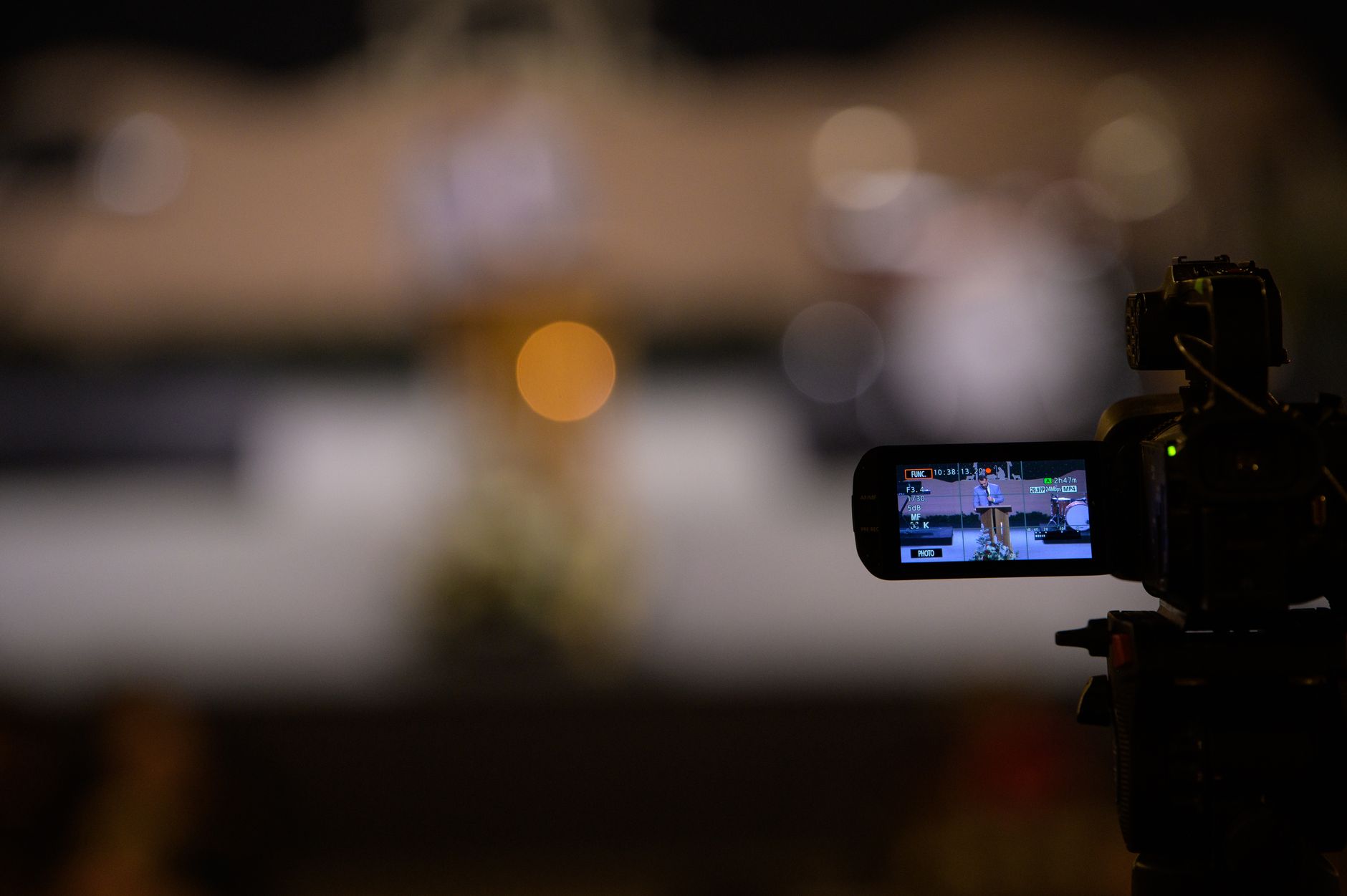 camera filming live band (Photo: Brett Sayles / Pexels)