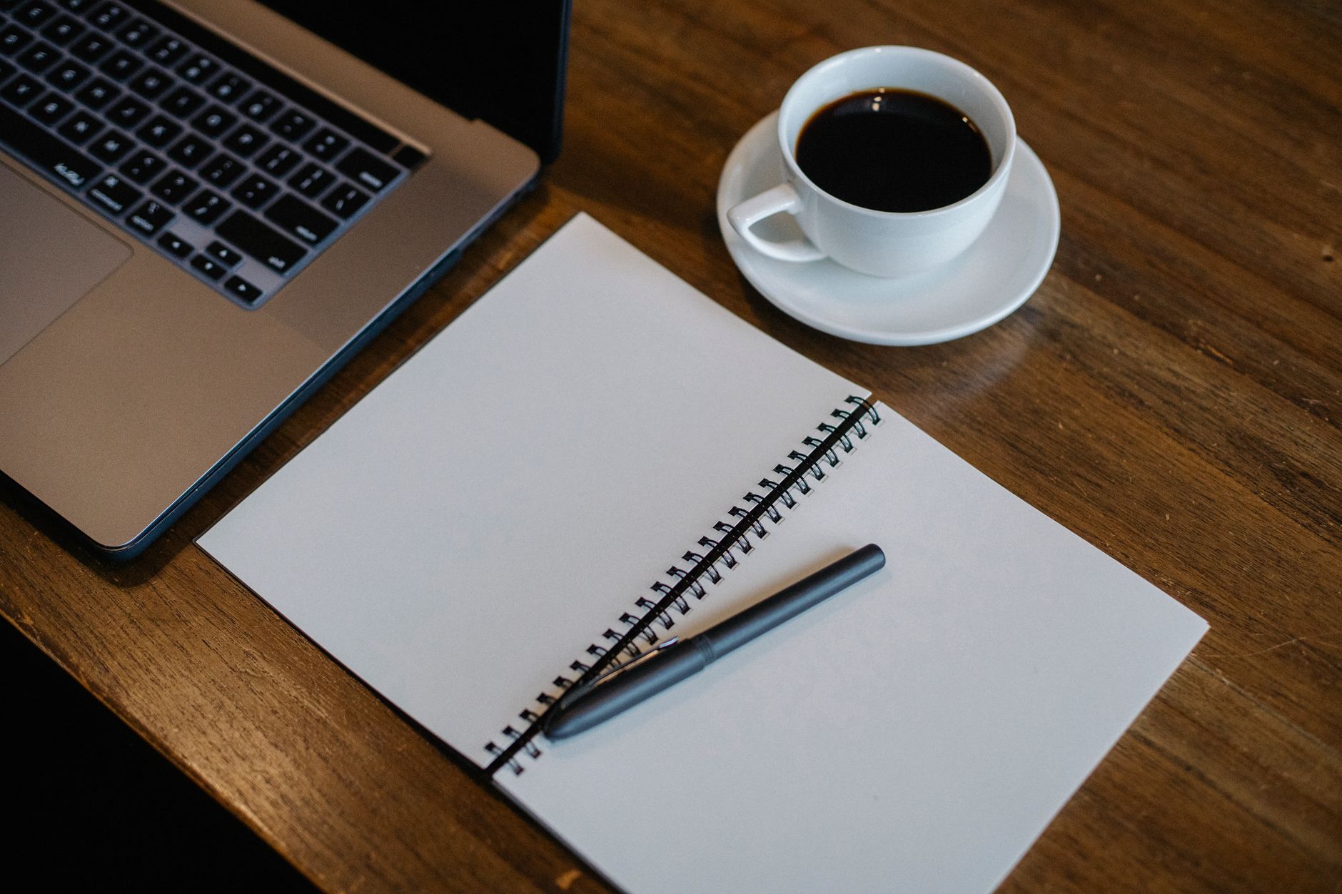 notebook coffee review (Photo: Sora Shimazaki / Pexels)