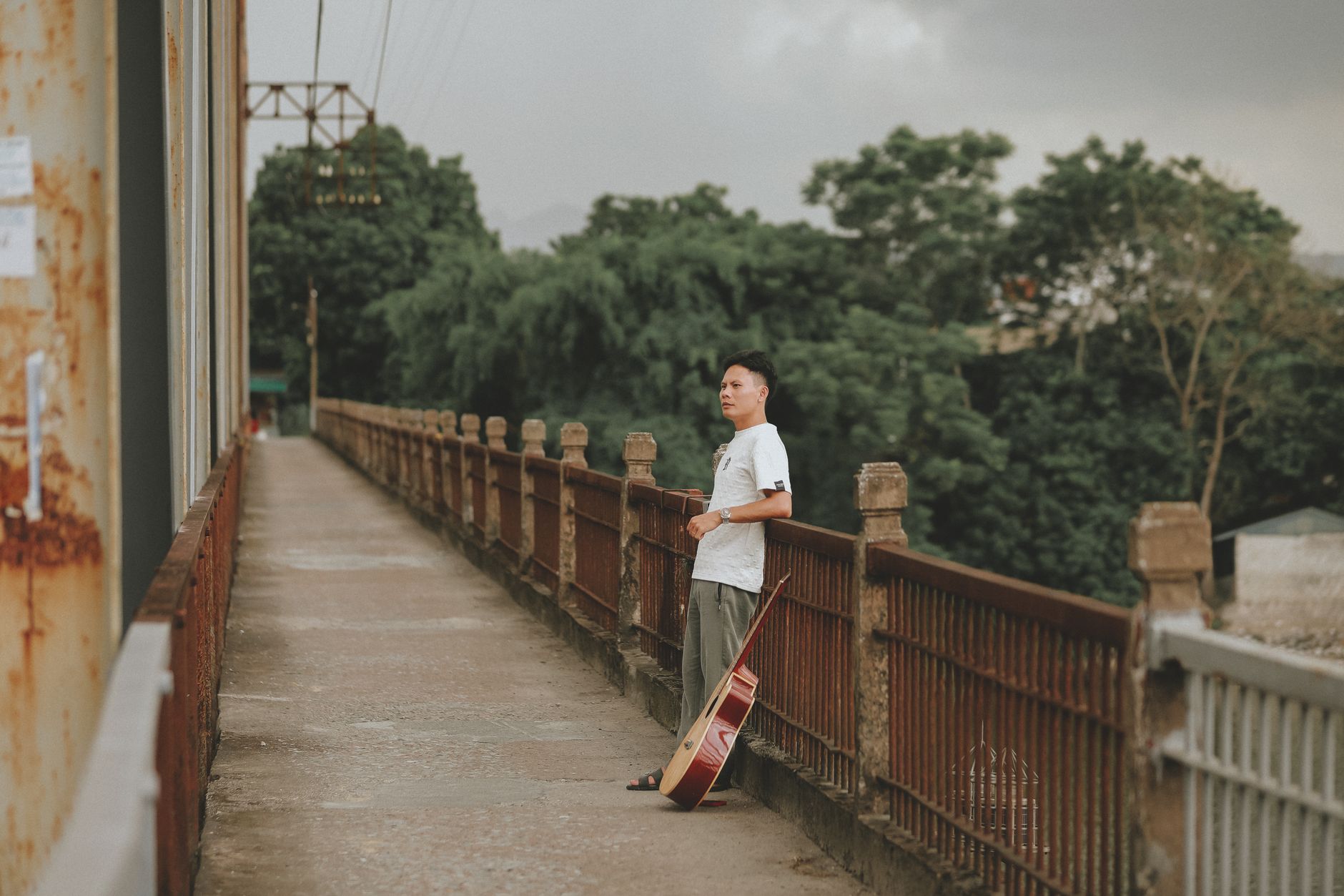 musician thinking with guitar (Photo: Nguyen Hung / Pexels)