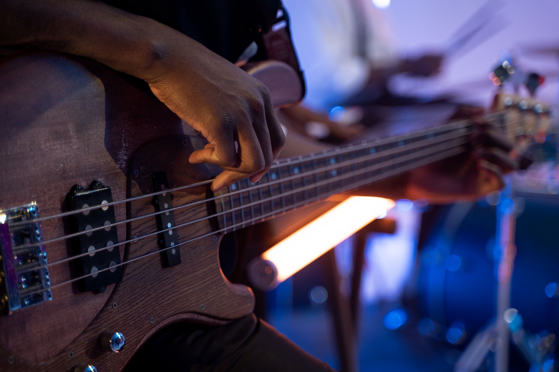 bass neck fingers frets (Photo: AI25.Studio  AI GENERATIVE / Pexels)