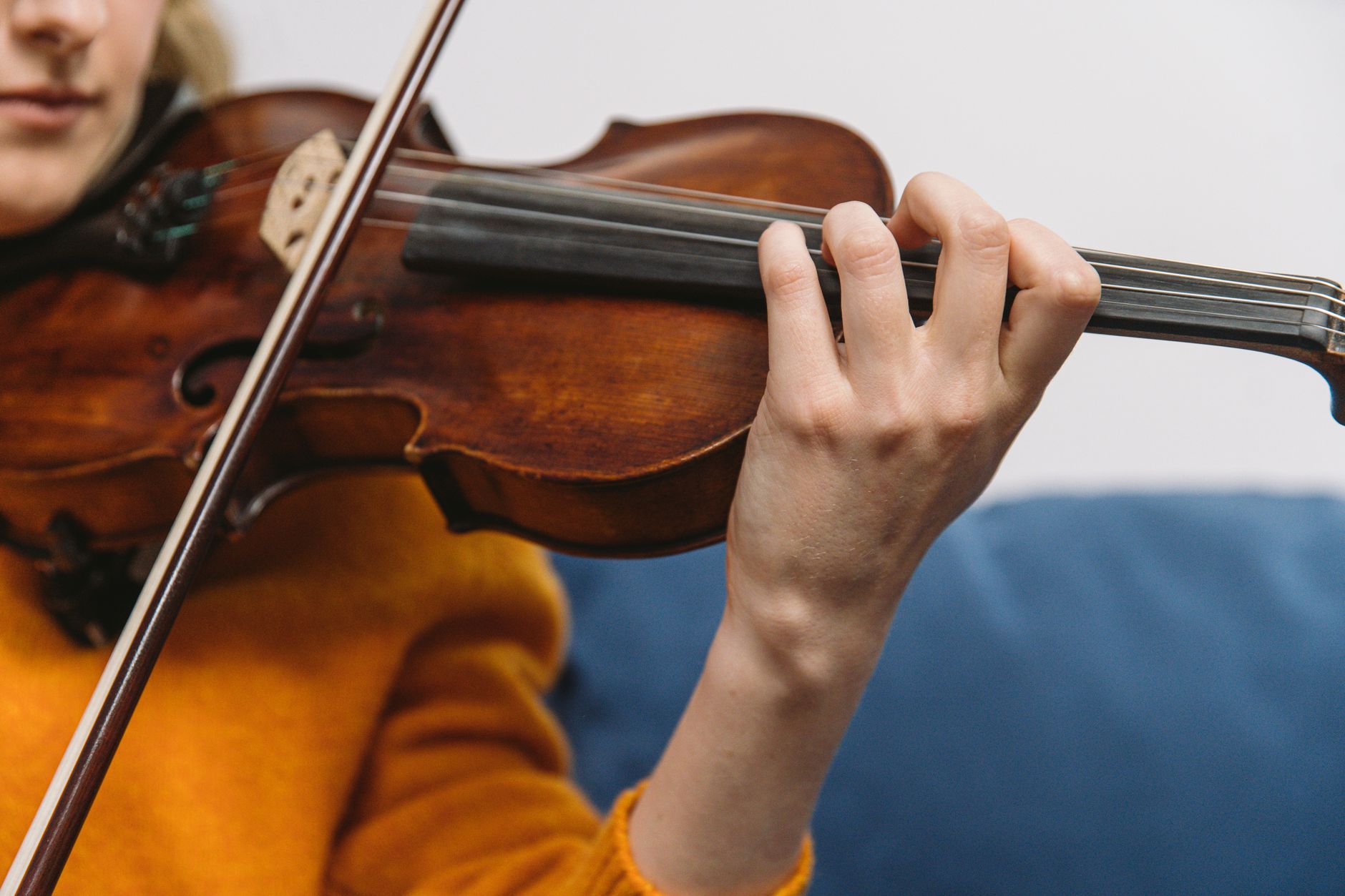 musician holding sore wrist (Photo: SHVETS production / Pexels)