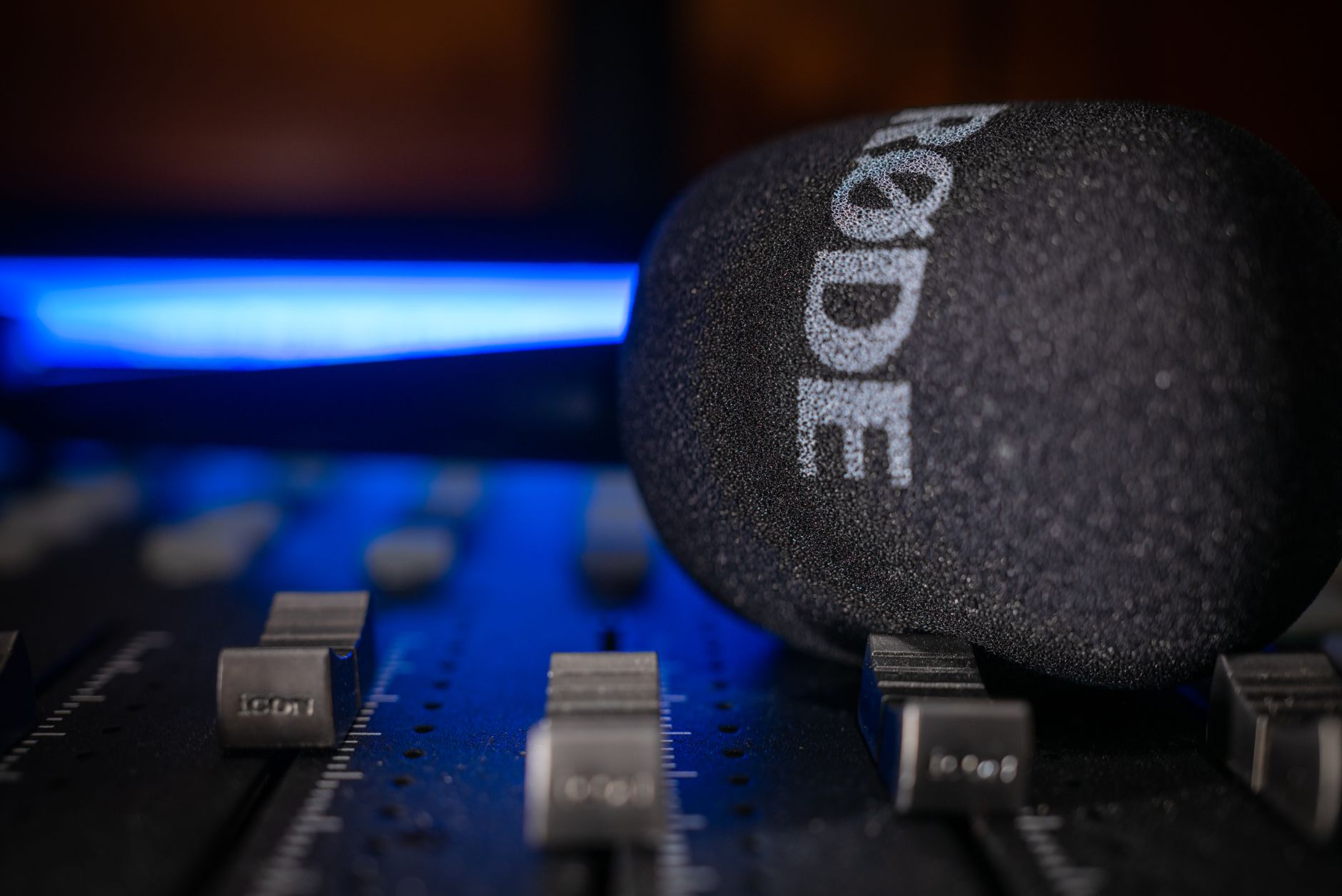 microphone preamp rack unit (Photo: StockHouse Films llc / Pexels)