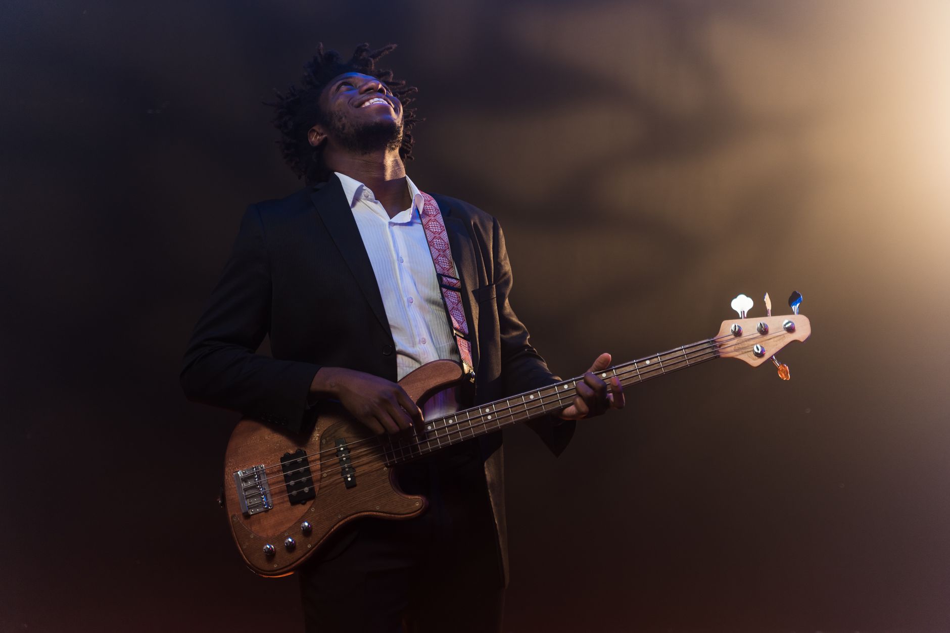 musician looking forward light (Photo: AI25.Studio AI GENERATIVE / Pexels)