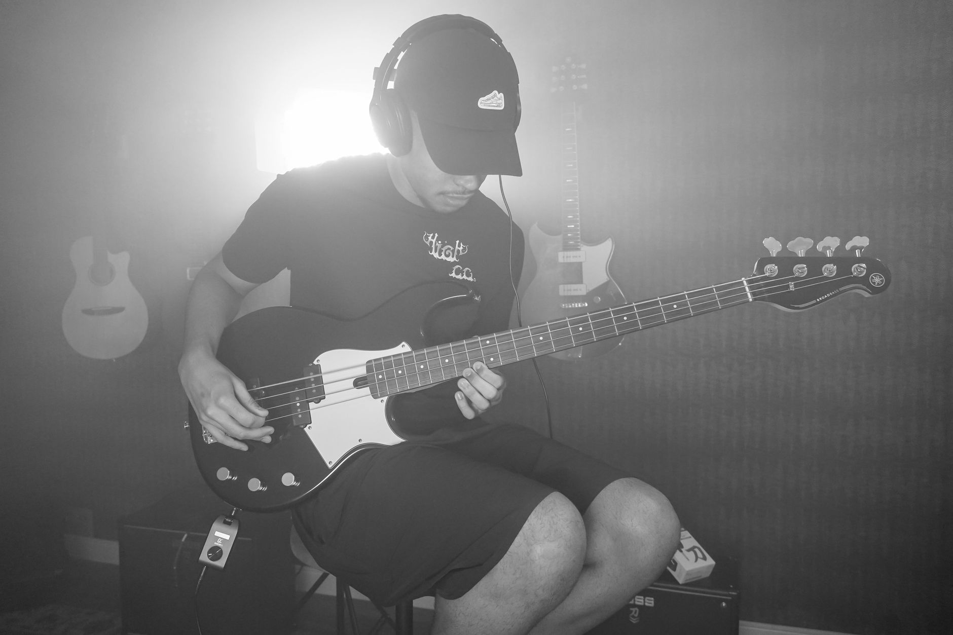 bass guitar warm light room (Photo: Caique Araujo / Pexels)