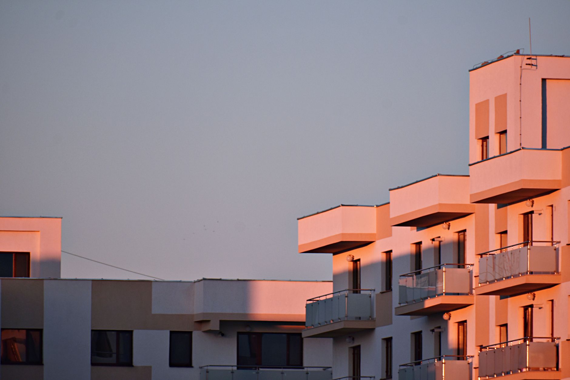 apartment building evening windows (Photo: Diana ✨ / Pexels)