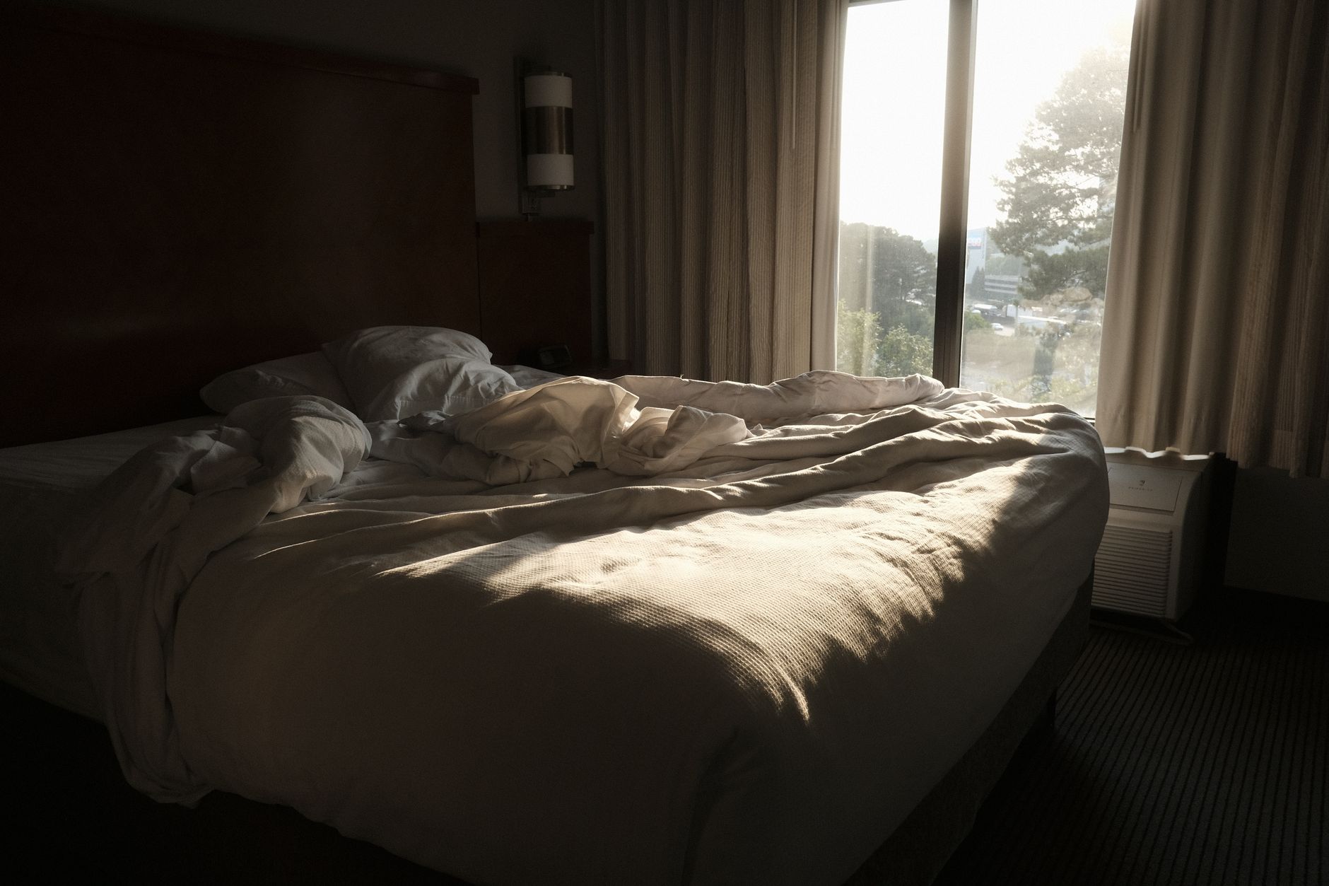 morning light bed sunlight (Photo: Chris Alo / Pexels)