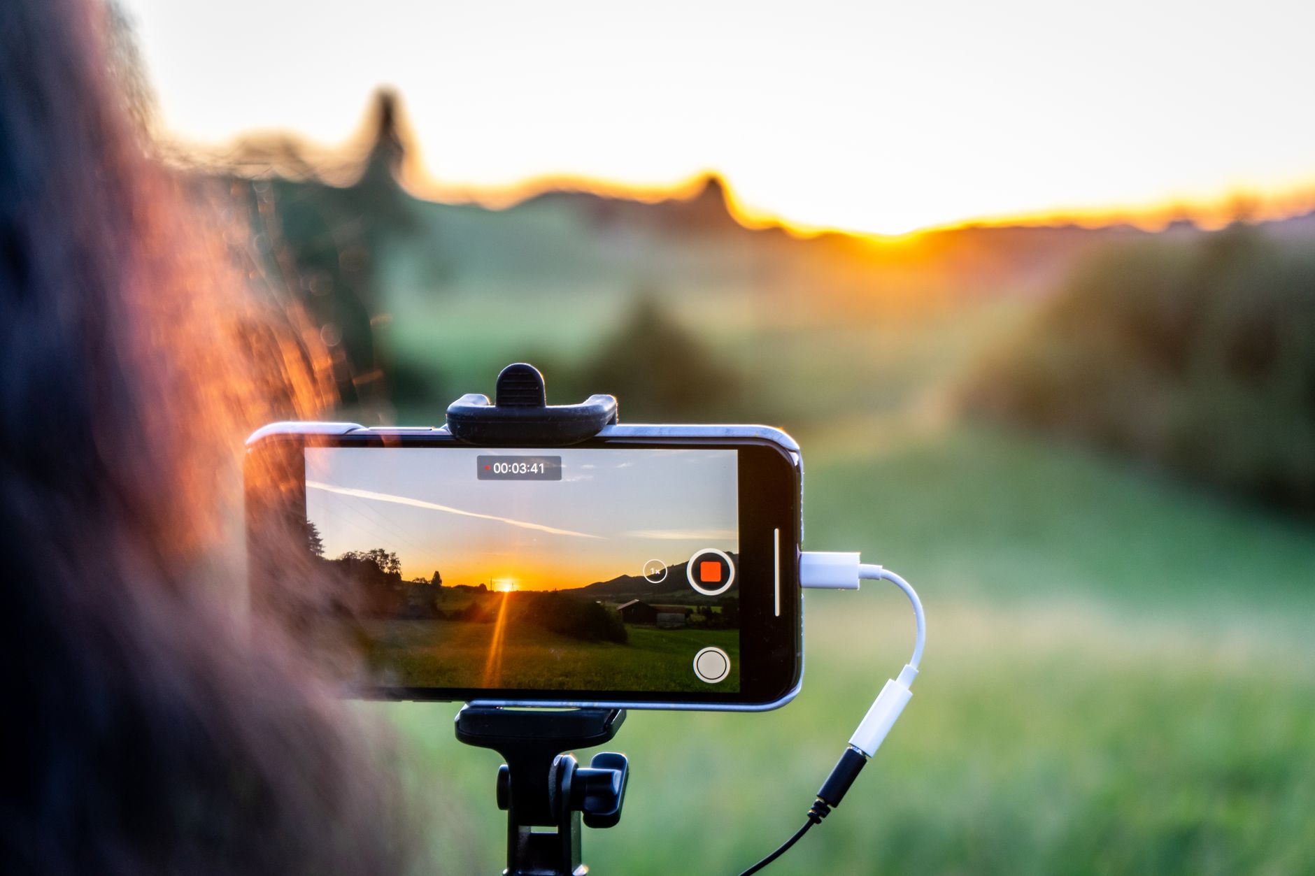 camera tripod smartphone recording (Photo: Maximilian Summakate / Pexels)