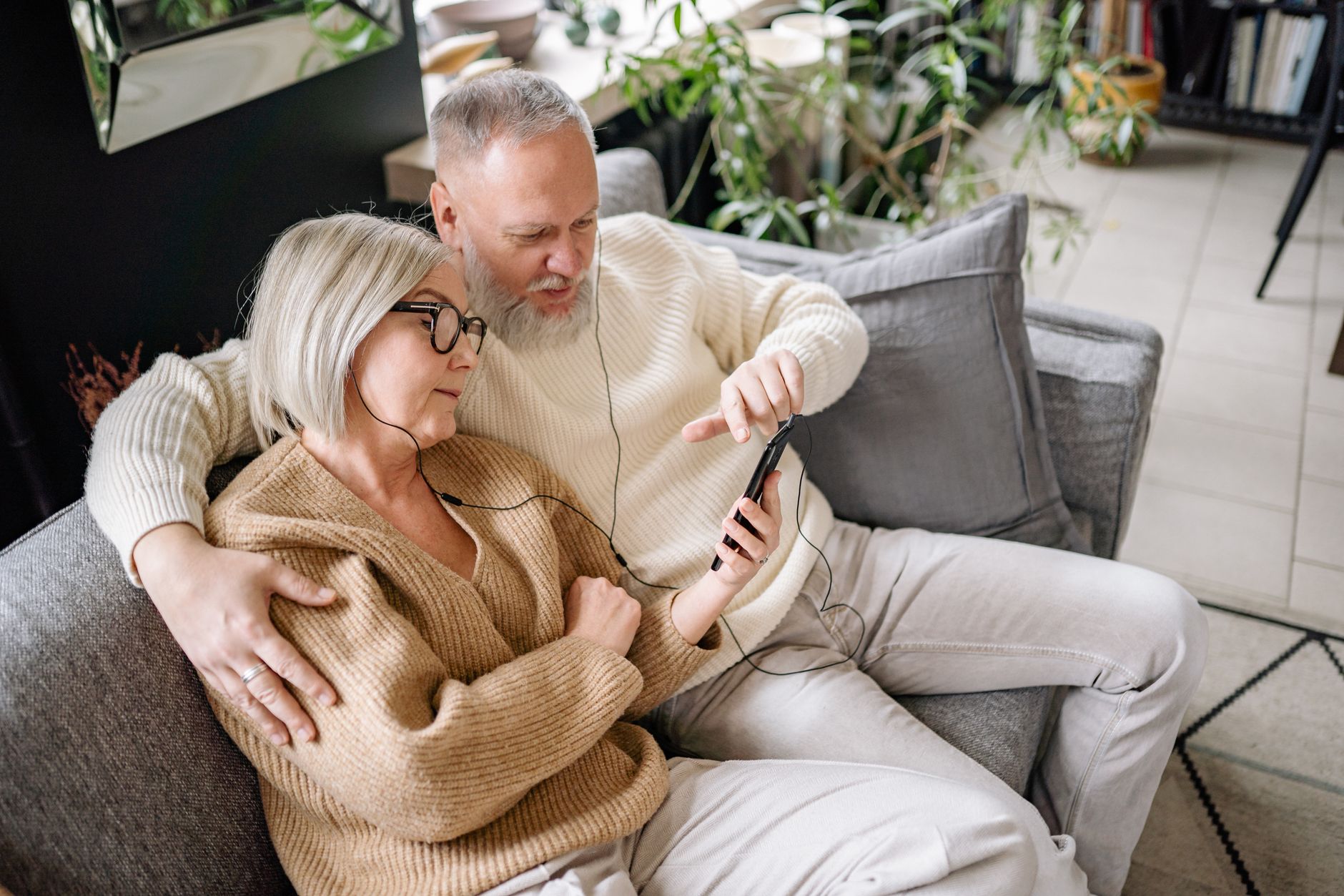 elderly people listening music (Photo: Yan Krukau / Pexels)