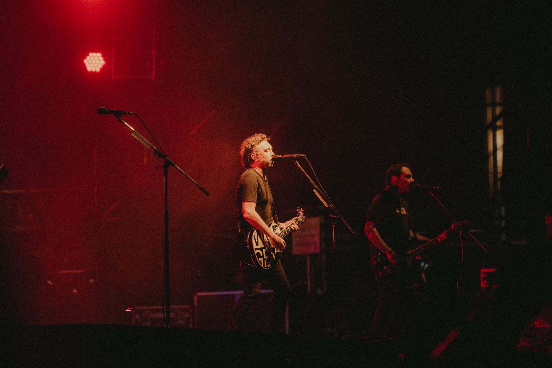 band members talking venue (Photo: Valentin Angel Fernandez / Pexels)