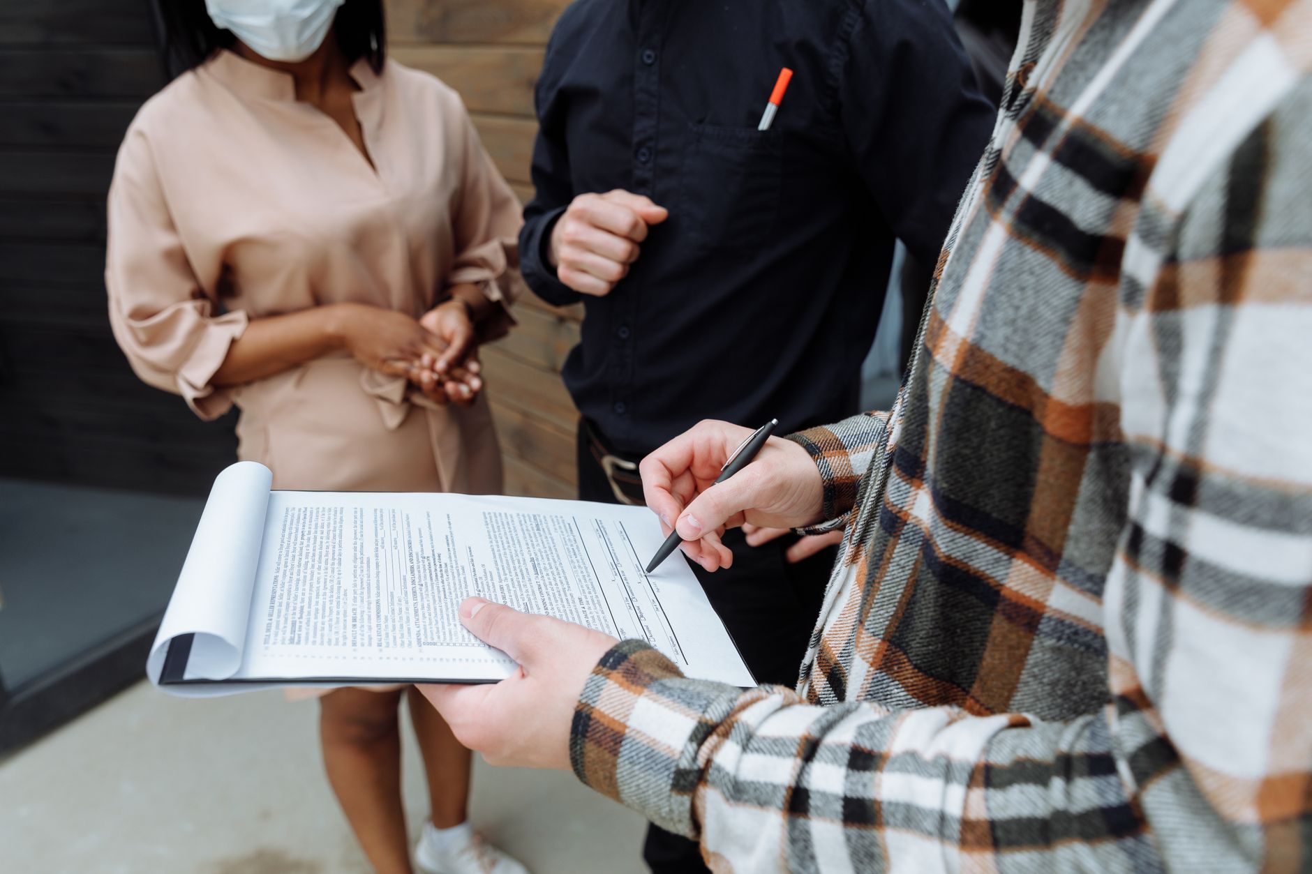 contract paperwork signing (Photo: Thirdman / Pexels)
