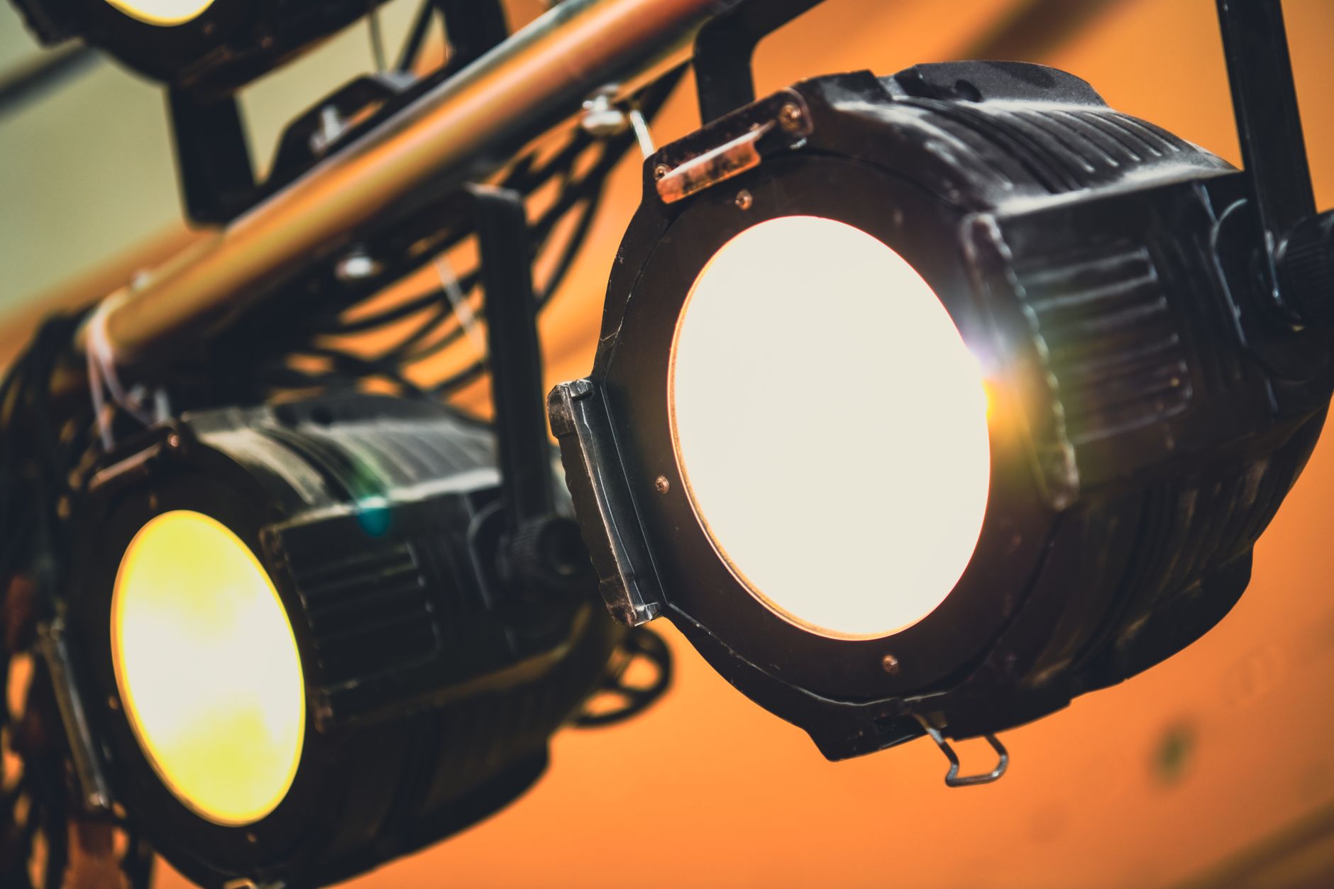 stage spotlight fixtures rig (Photo: Suki Lee / Pexels)
