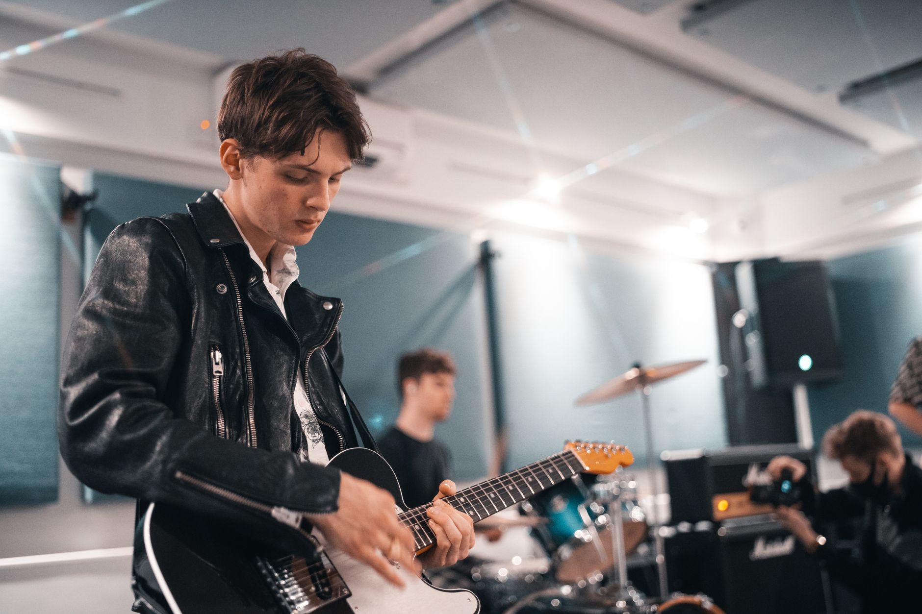 guitarist checking amplifier stage (Photo: Ben Collins / Pexels)