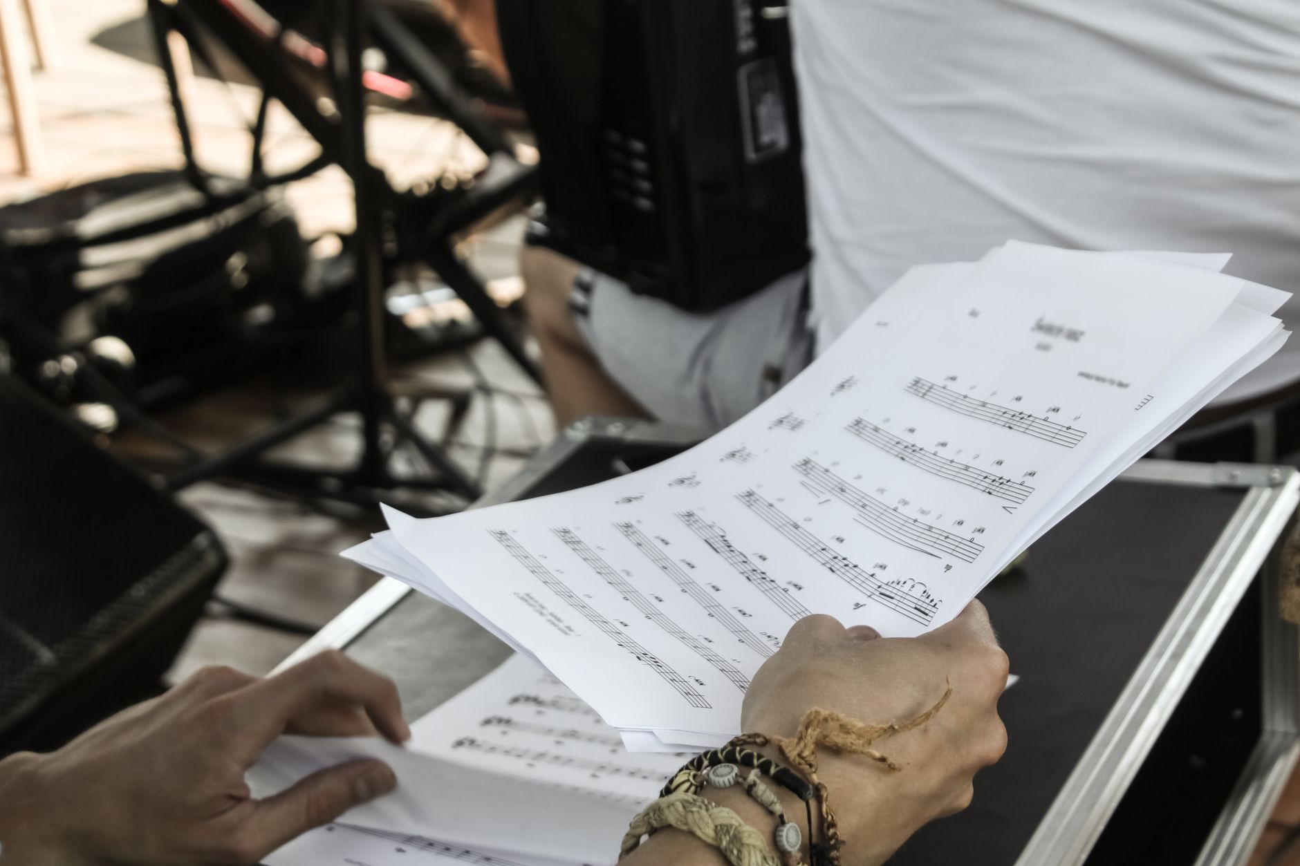 setlist paper stage floor (Photo: Kacper Cybinski / Pexels)