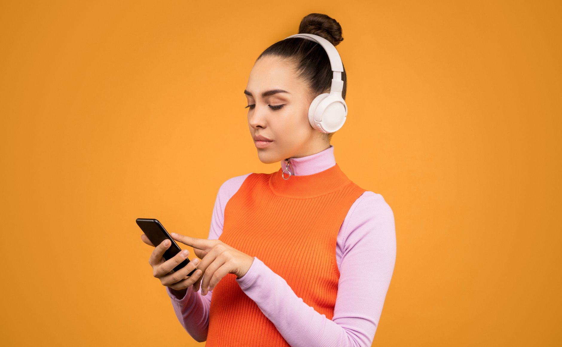smartphone music streaming app (Photo: Sound On / Pexels)