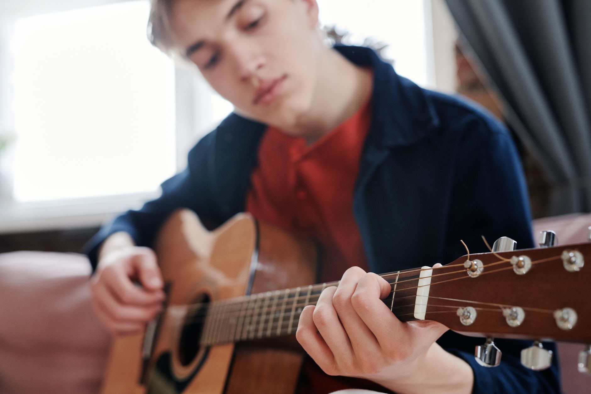 guitarist practicing standing home (Photo: Boris Pavlikovsky / Pexels)