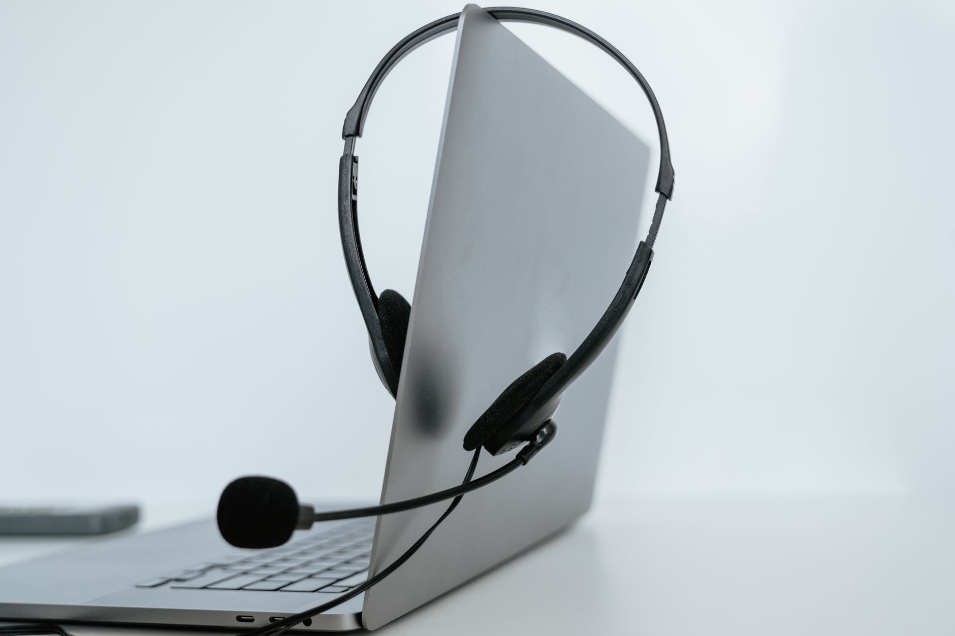 video call laptop headset (Photo: MART PRODUCTION / Pexels)