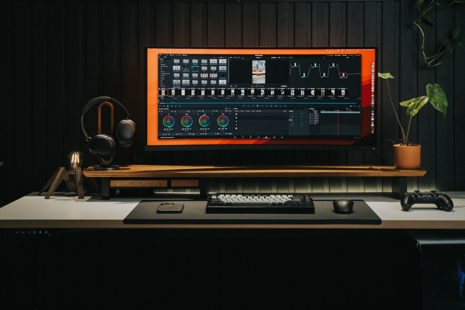 video editing timeline desk (Photo: Minh Phuc / Pexels)