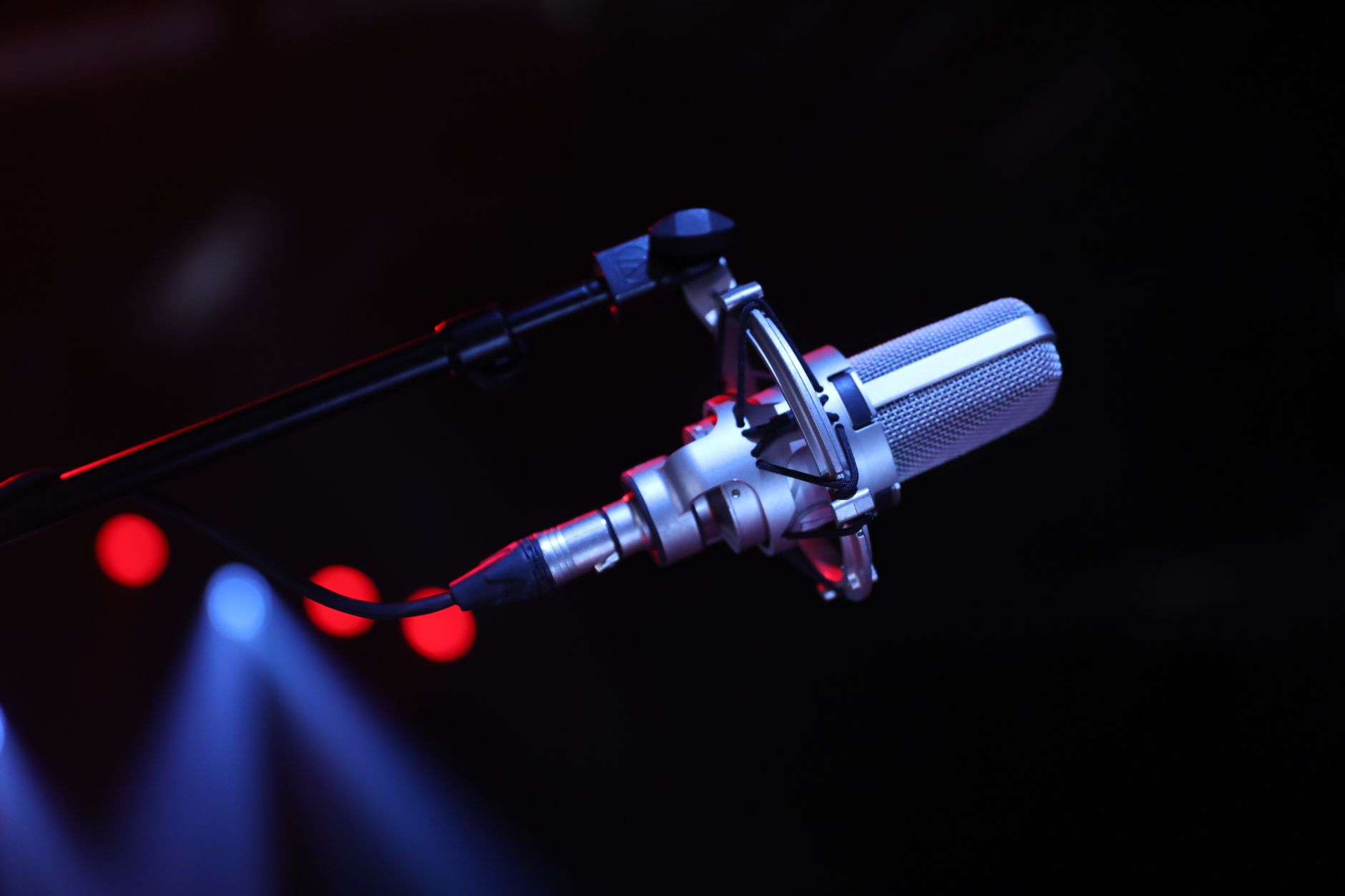 soundcheck empty stage microphone (Photo: Clement Lepetit / Pexels)