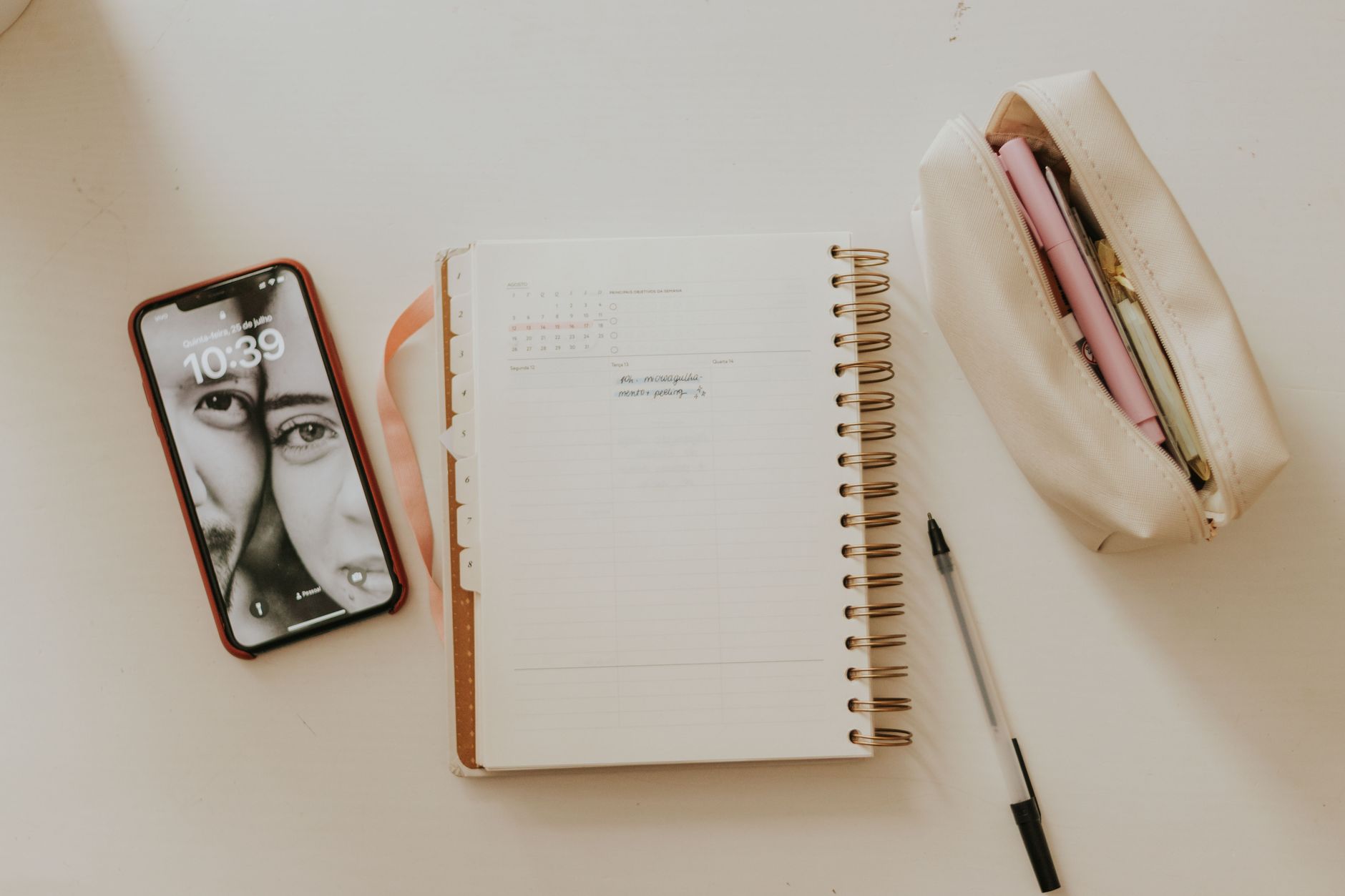 notebook planning smartphone desk (Photo: Letícia Alvares / Pexels)