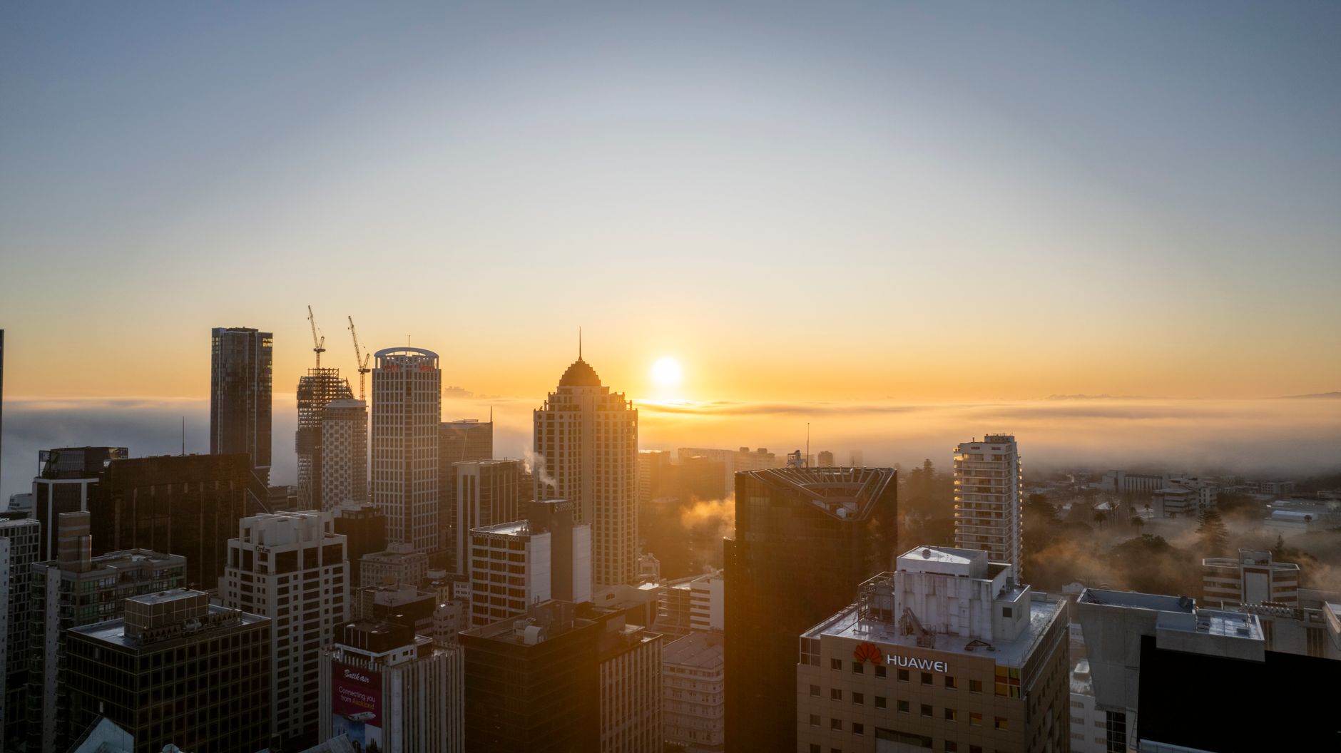 sunrise city skyline (Photo: Ollie Craig / Pexels)