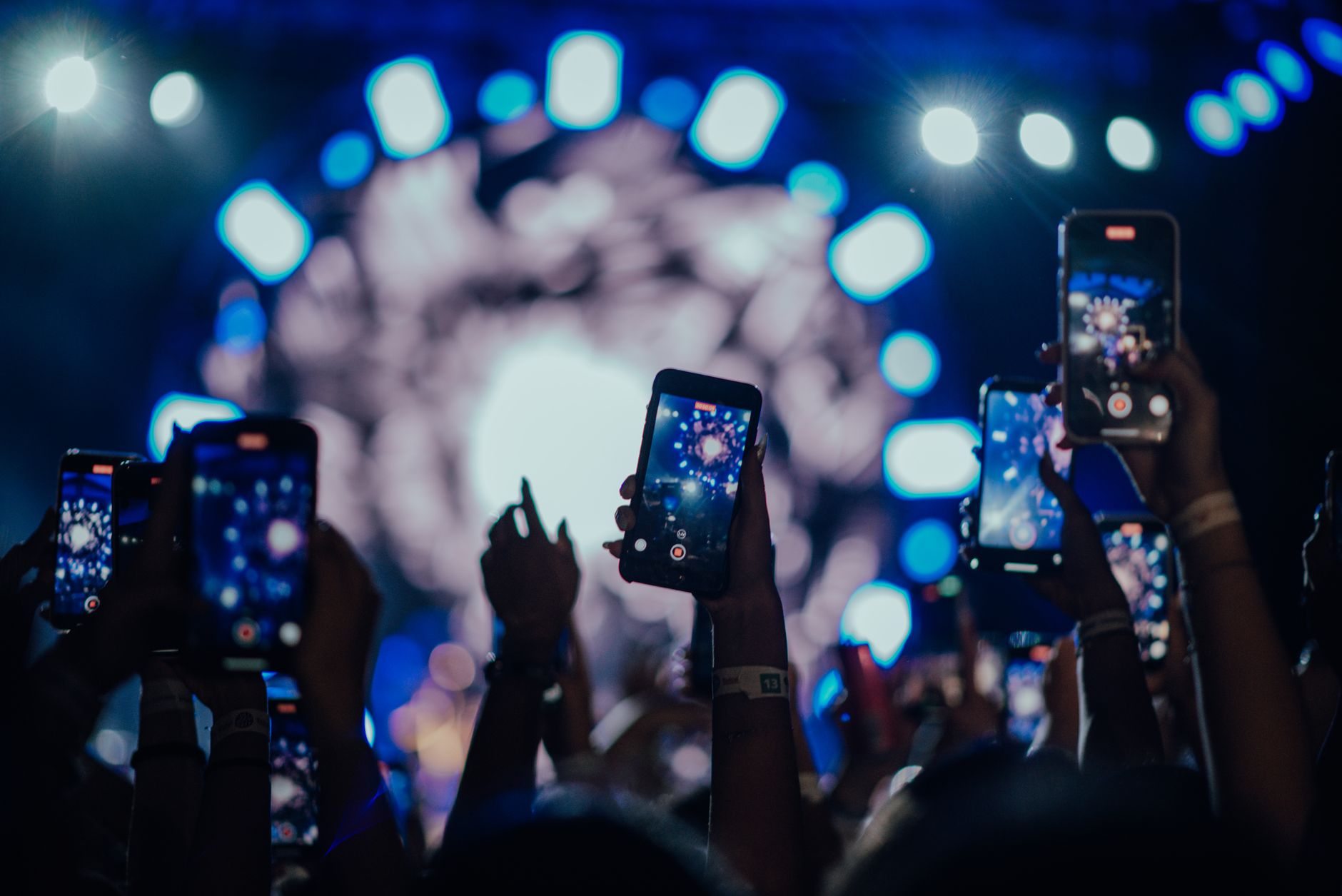 smartphone concert announcement (Photo: Grish Petrosyan / Pexels)