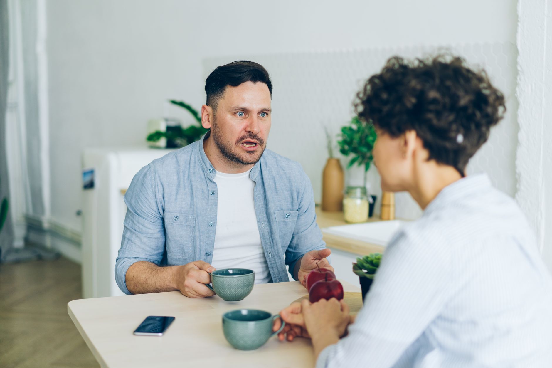 couple talking kitchen table (Photo: Vitaly Gariev / Pexels)