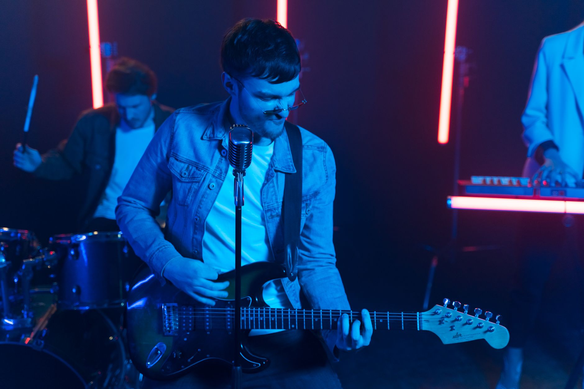 solo singer guitar stage (Photo: AI25.Studio AI GENERATIVE / Pexels)