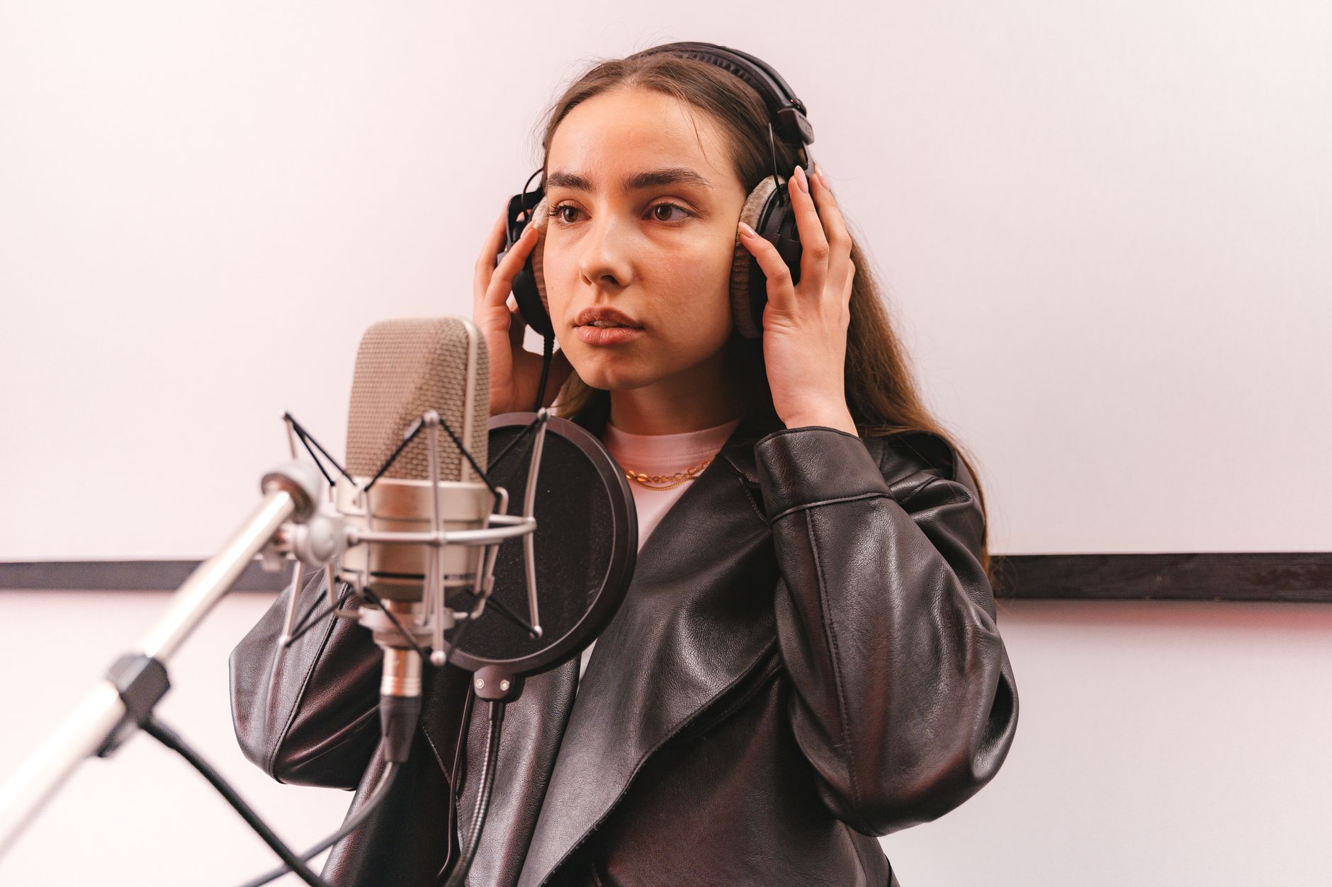 vocalist studio microphone booth (Photo: AI25.Studio  AI GENERATIVE / Pexels)