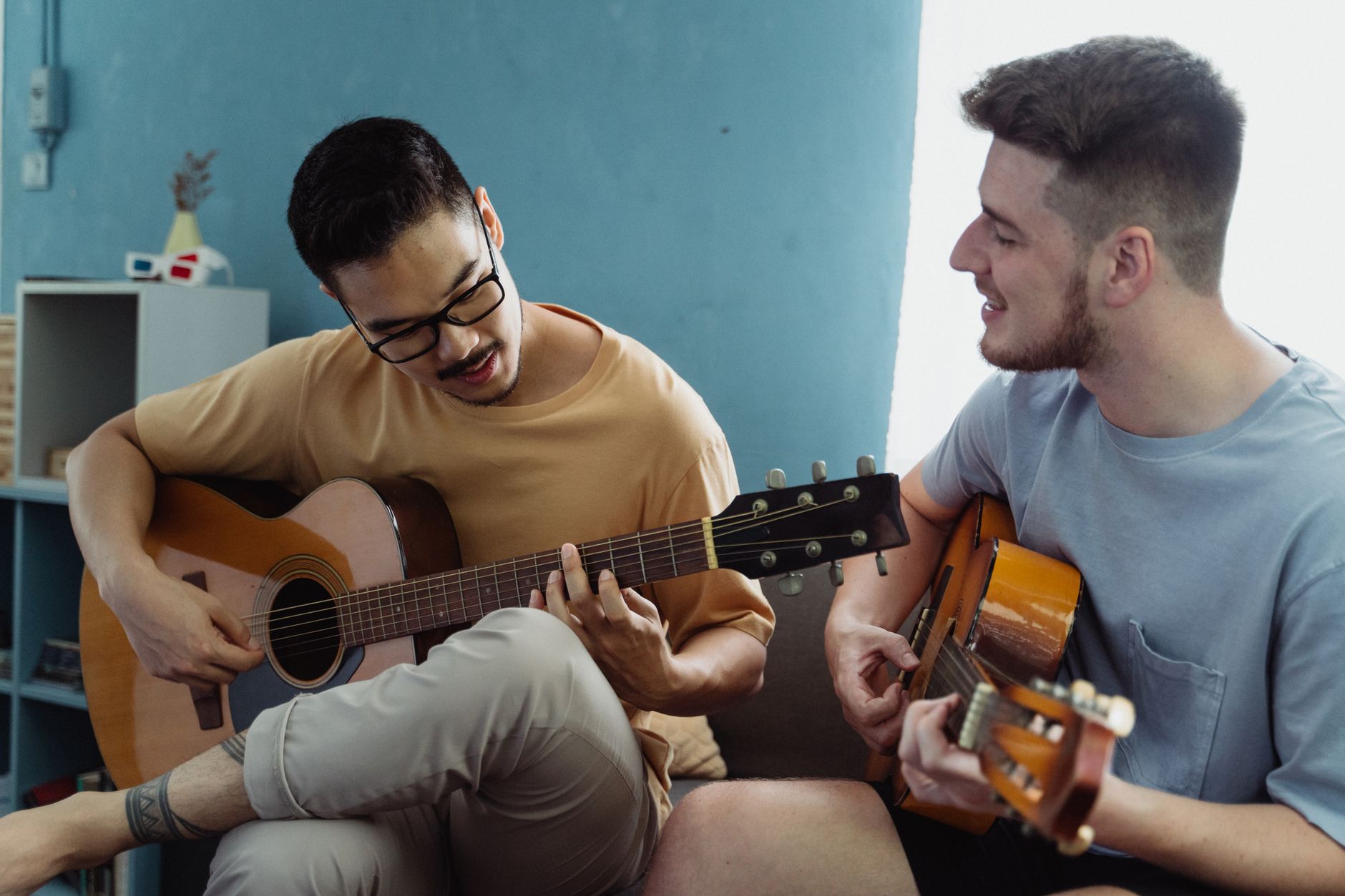 musicians laughing rehearsal room (Photo: Ketut Subiyanto / Pexels)