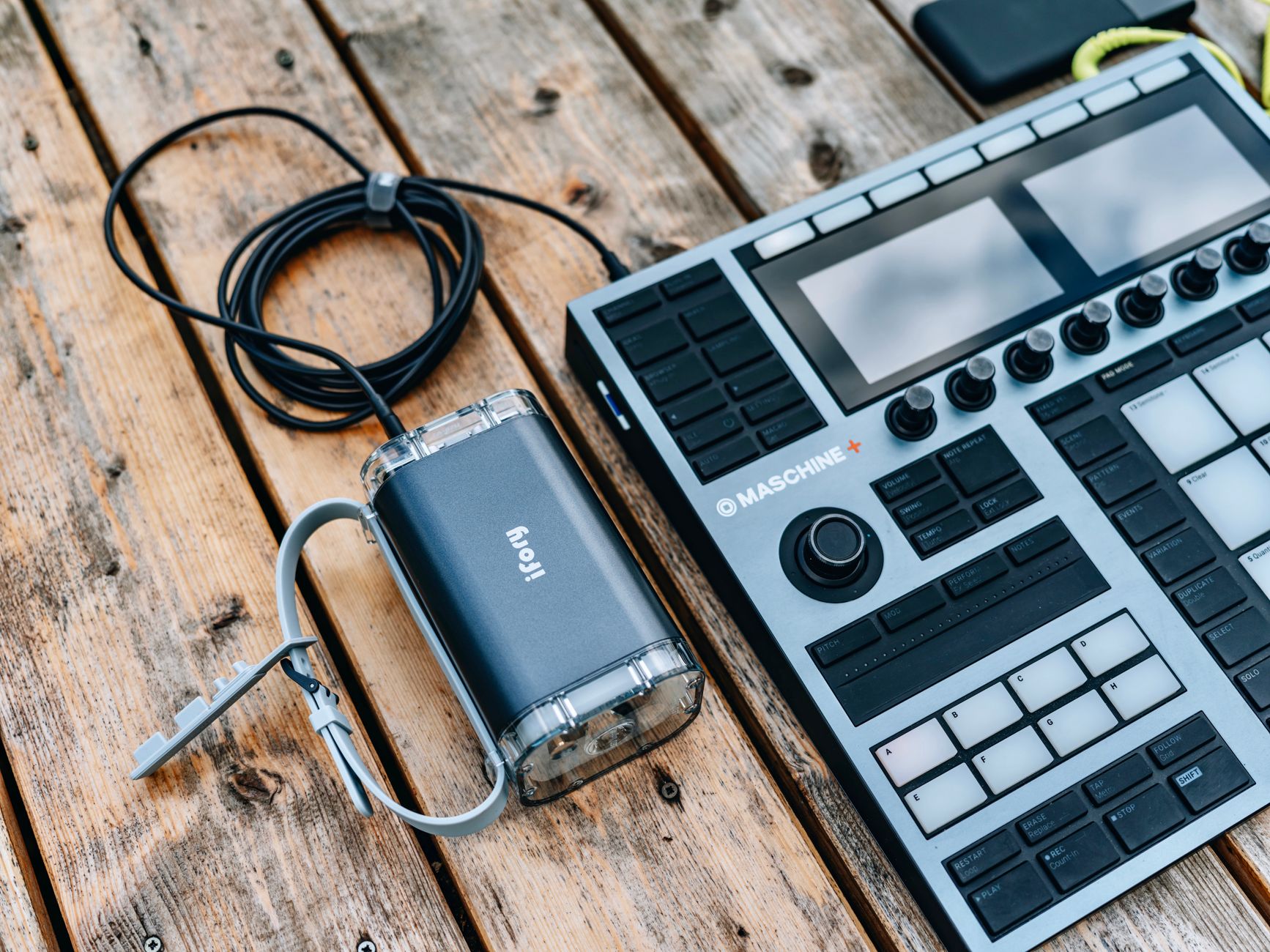 audio interface desk cables (Photo: Egor Komarov / Pexels)