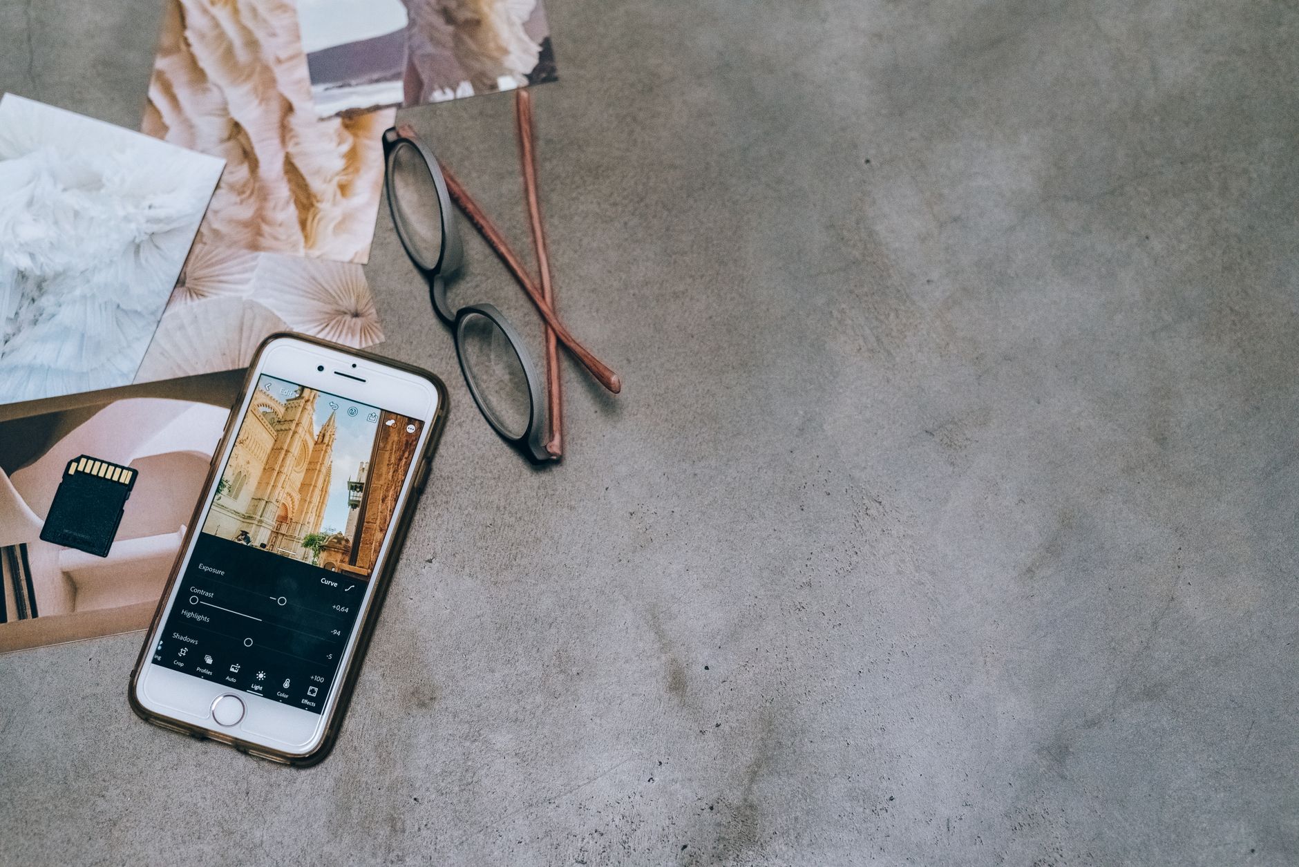 photo editing phone app (Photo: Leeloo The First / Pexels)
