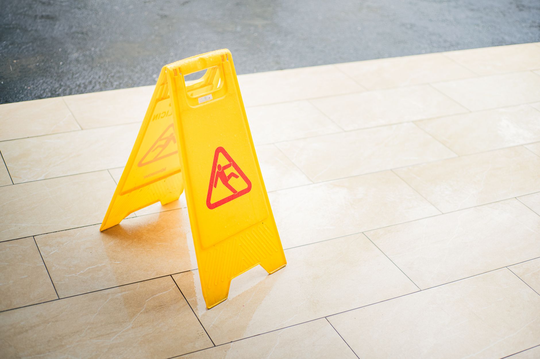 warning sign caution desk (Photo: Miff Ibra / Pexels)