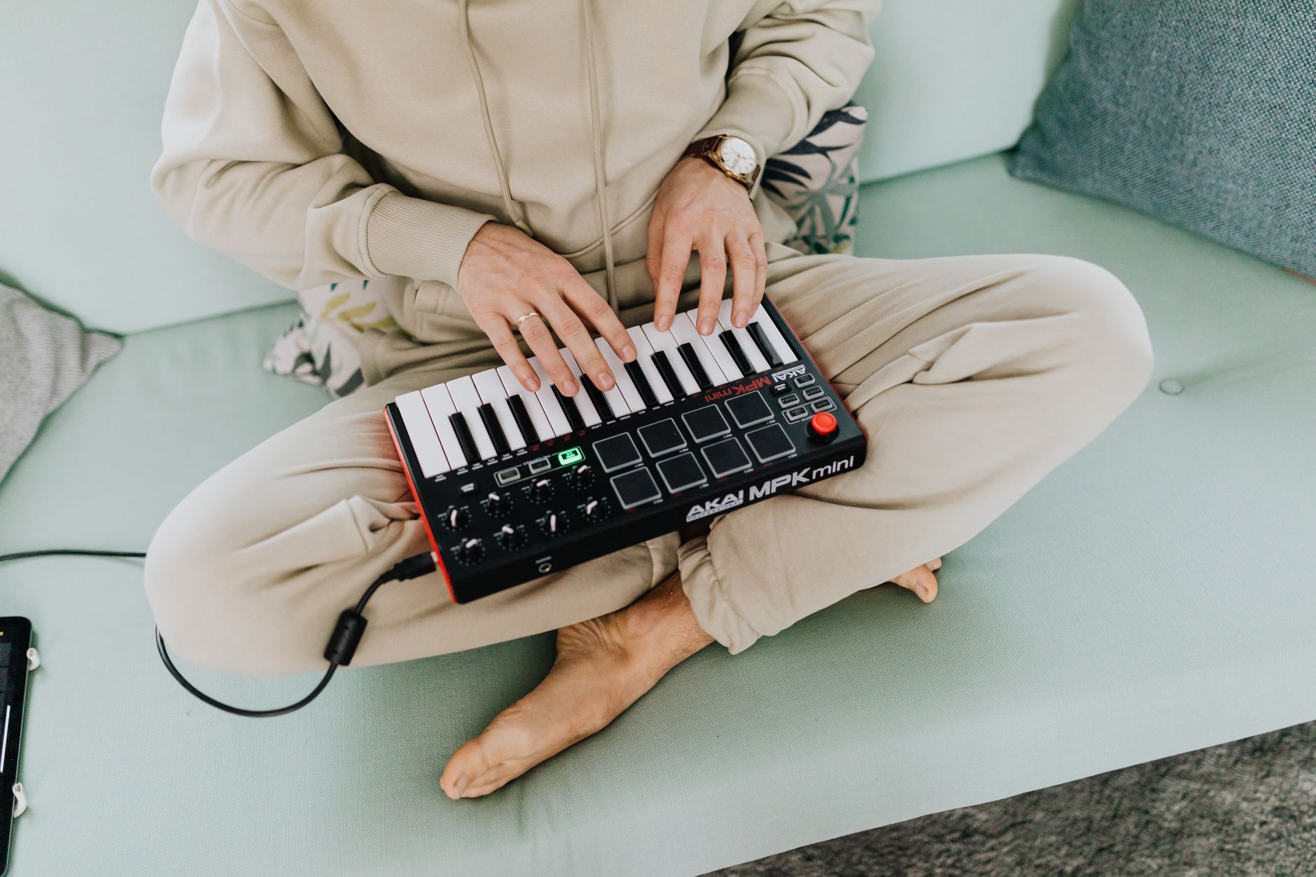 musician laptop midi keyboard (Photo: https://kaboompics.com/ / Pexels)