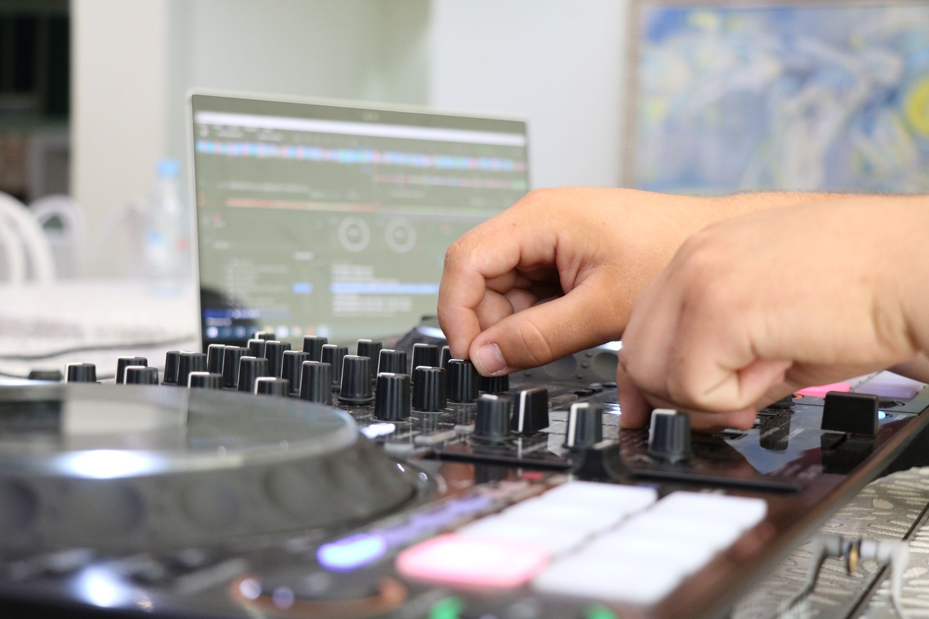 producer laptop home studio (Photo: Petrit Nikolli / Pexels)