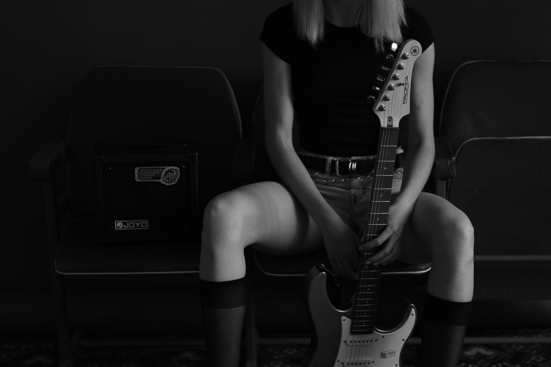 guitarist amp warm light (Photo: Anna / Pexels)