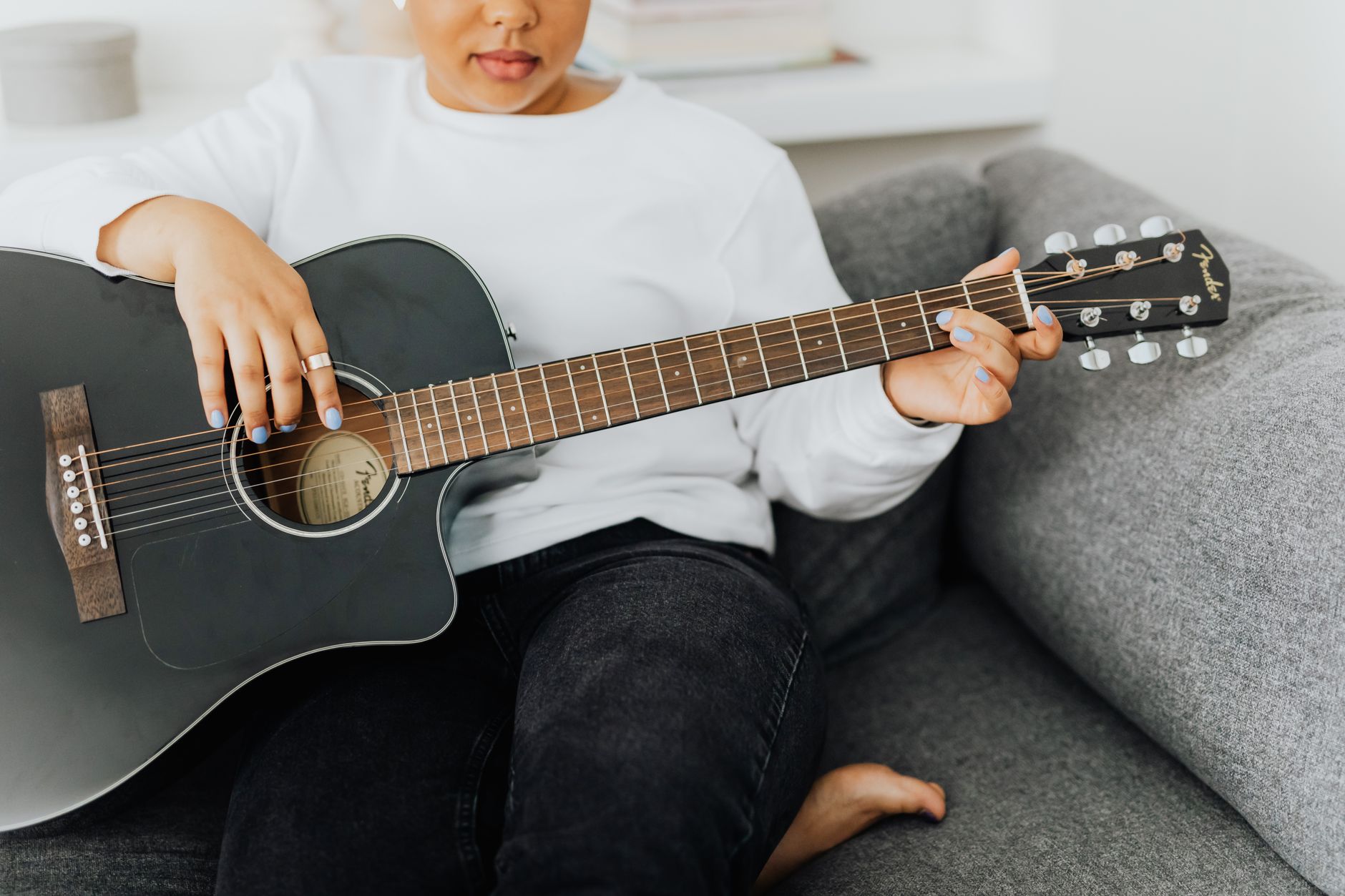 guitarist practicing quietly unplugged (Photo: https://kaboompics.com/ / Pexels)