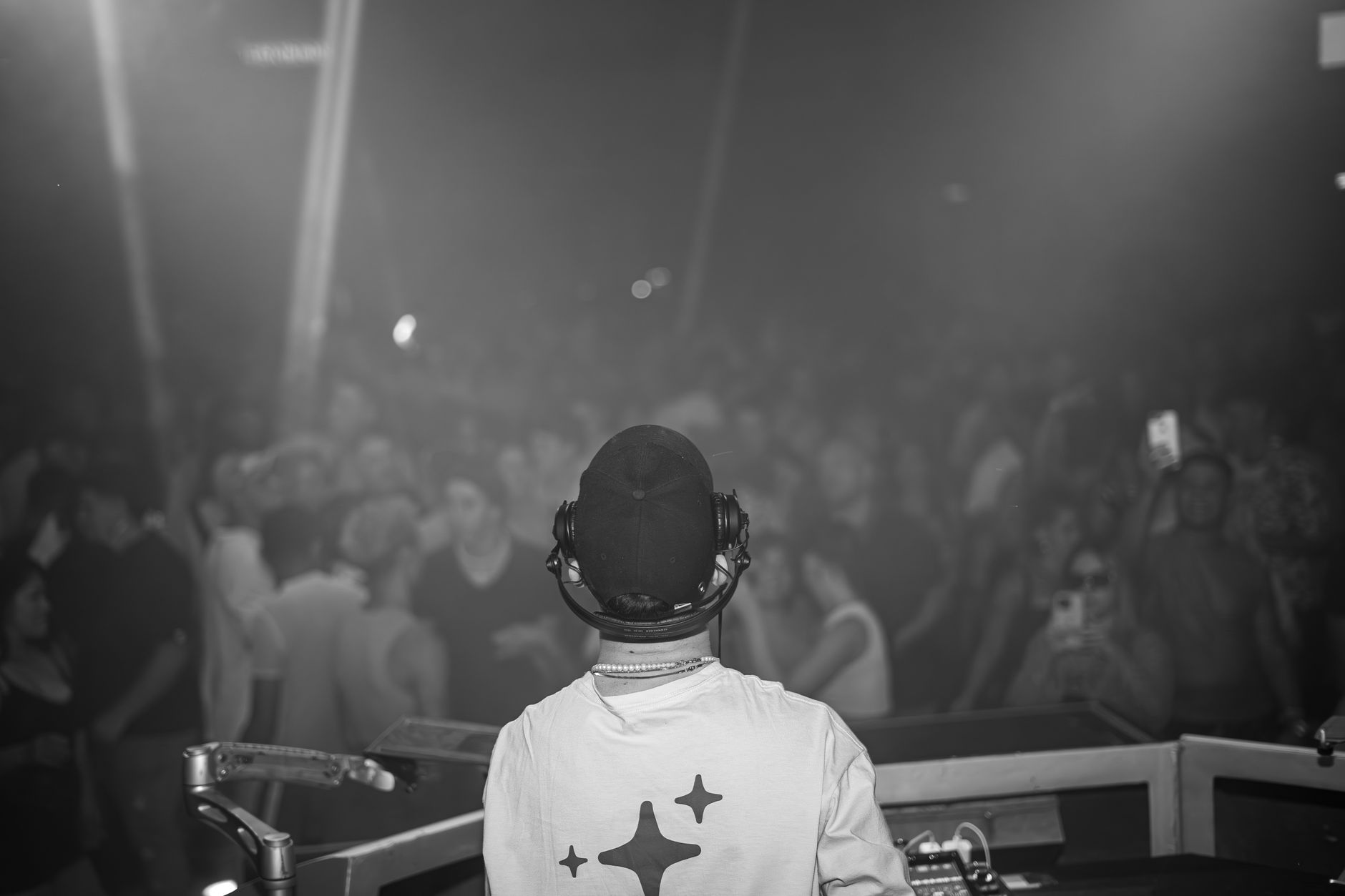 dj club crowd lights (Photo: Nano Erdozain / Pexels)
