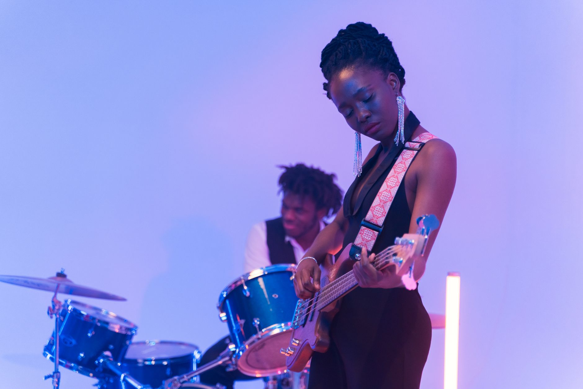 drummer bassist playing together (Photo: AI25.Studio AI GENERATIVE / Pexels)