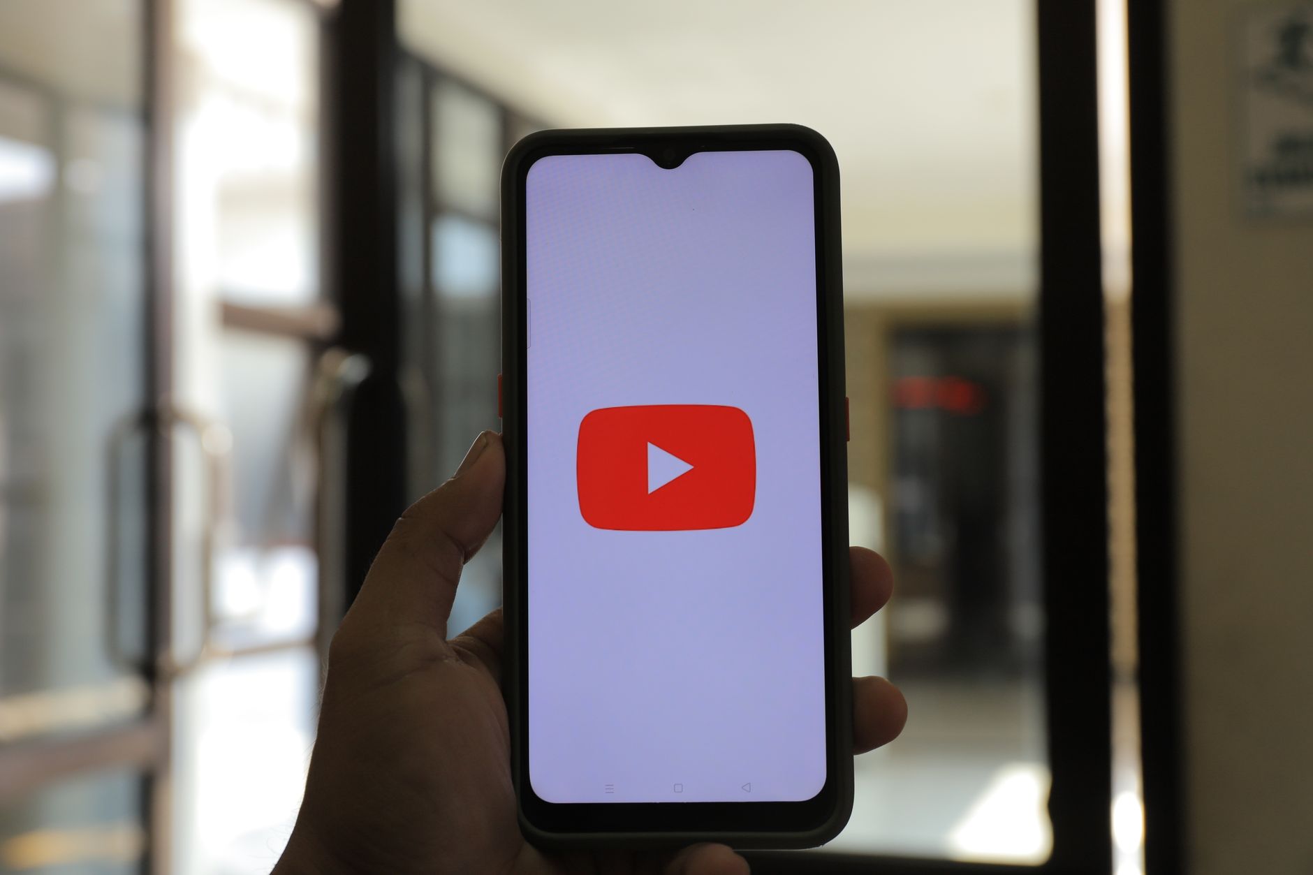 phone uploading video app (Photo: greenwish _ / Pexels)