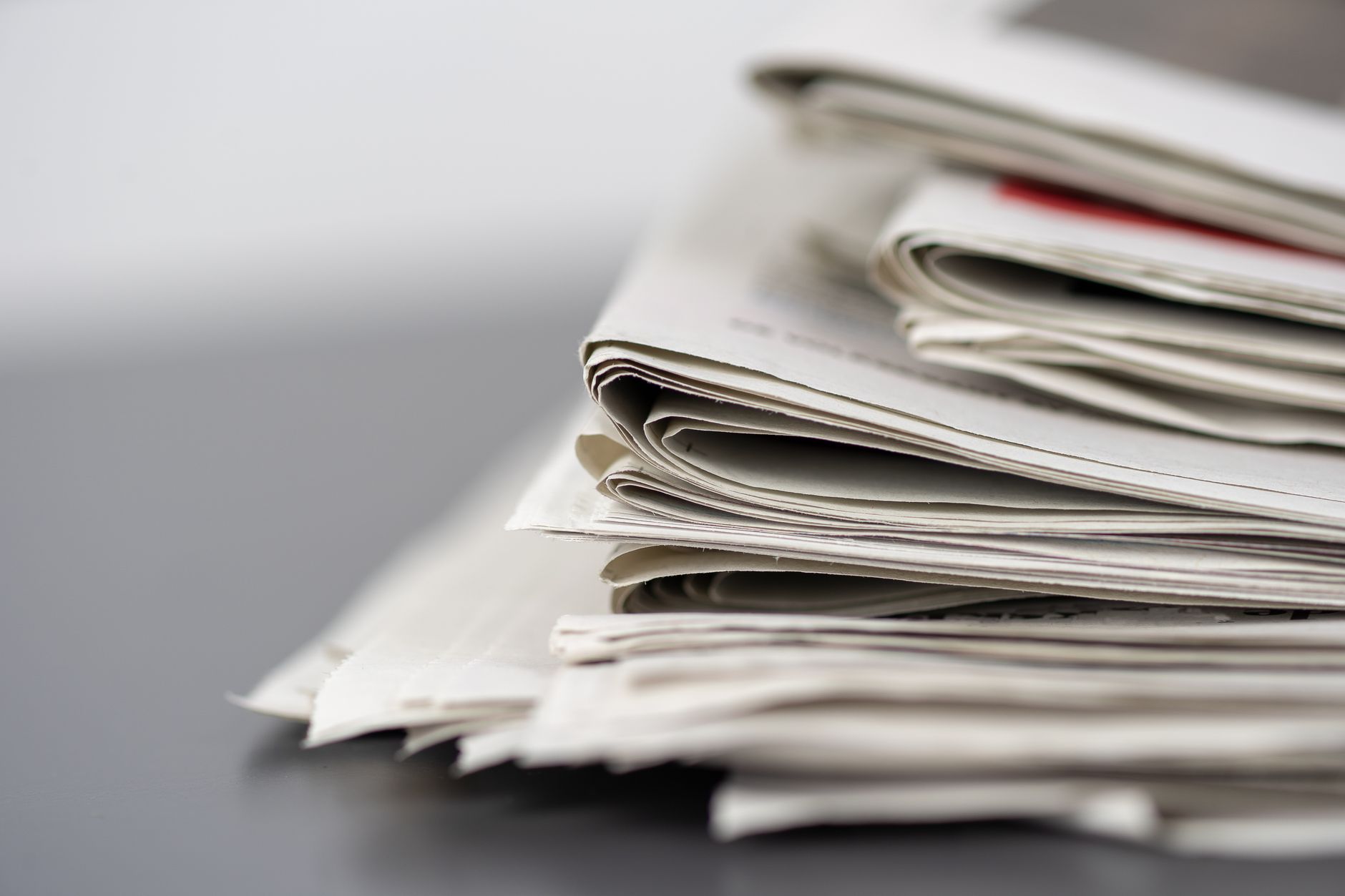 printing press paper stack (Photo: Mike van Schoonderwalt / Pexels)