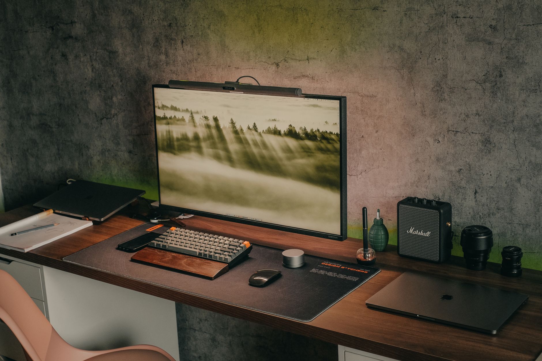 midi keyboard laptop desk (Photo: Pew Nguyen / Pexels)