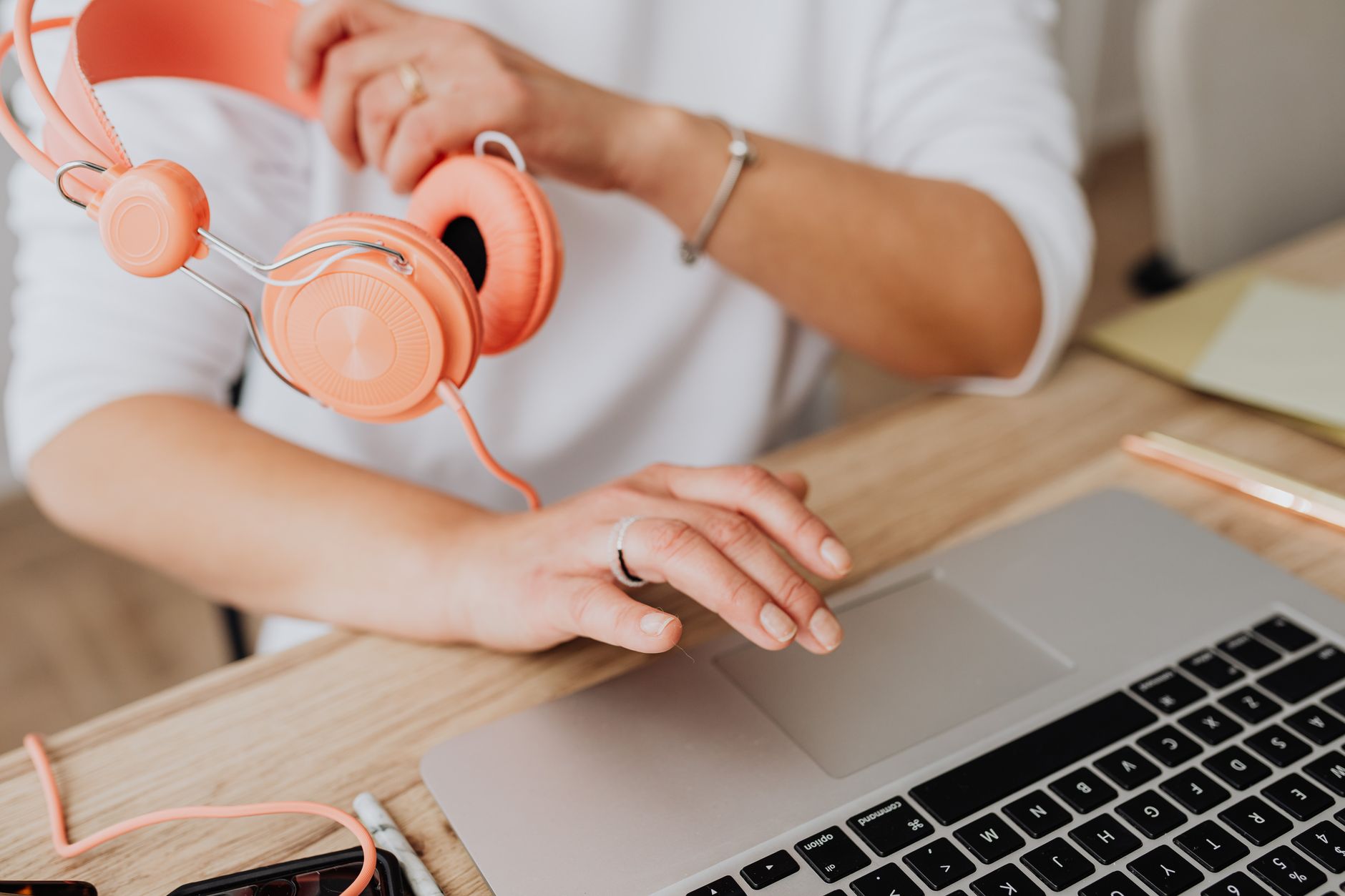 laptop music production desk (Photo: https://kaboompics.com/ / Pexels)