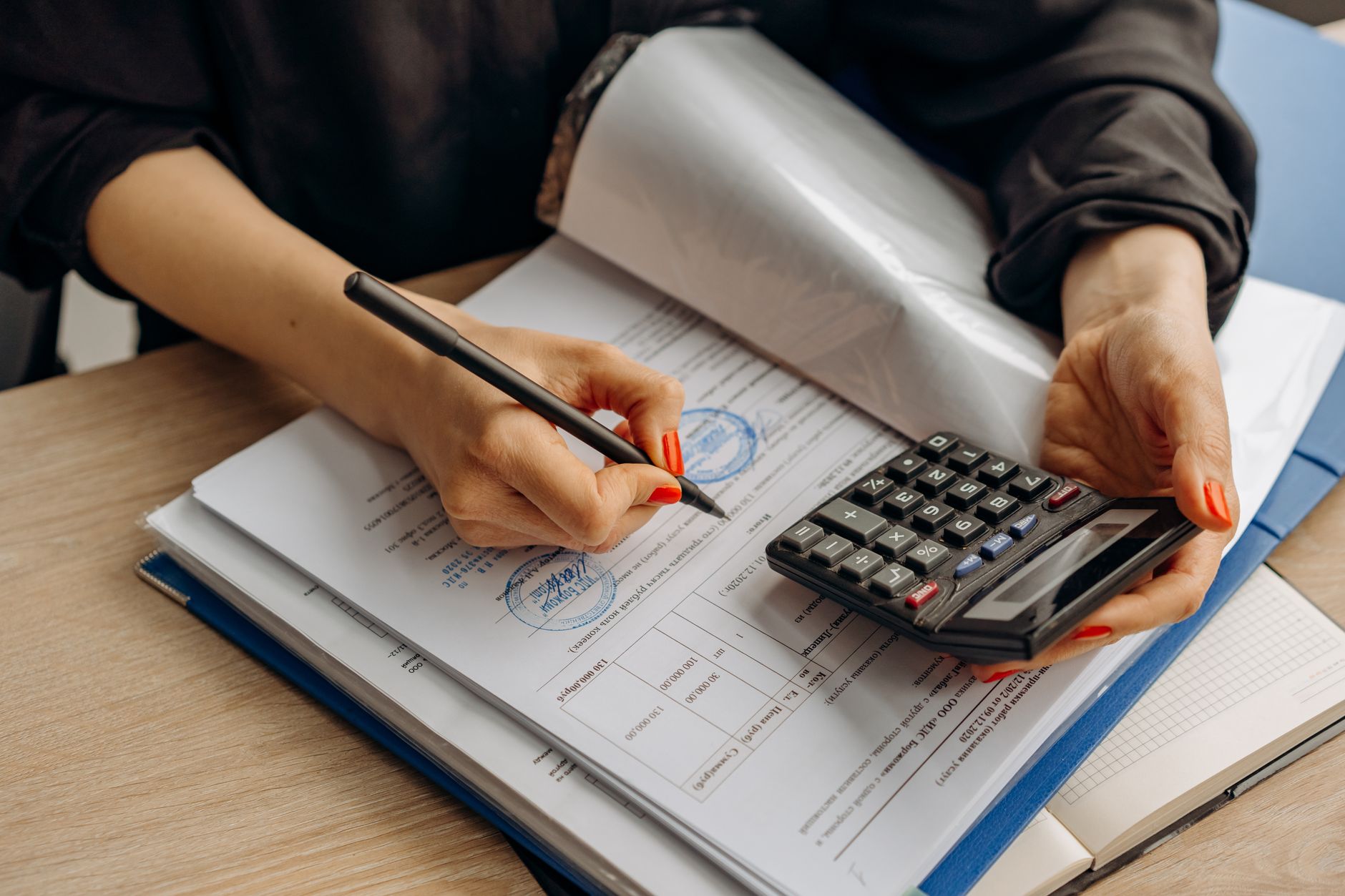 contract paper calculator hands (Photo: Mikhail Nilov / Pexels)