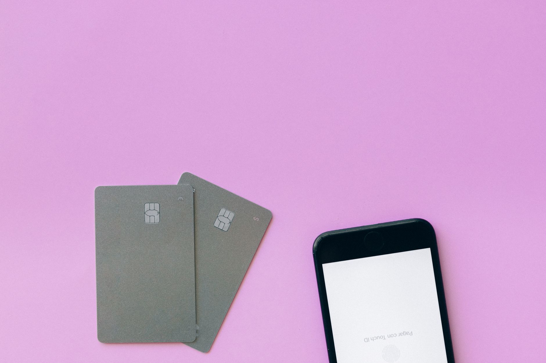 membership card phone screen (Photo: Nataliya Vaitkevich / Pexels)
