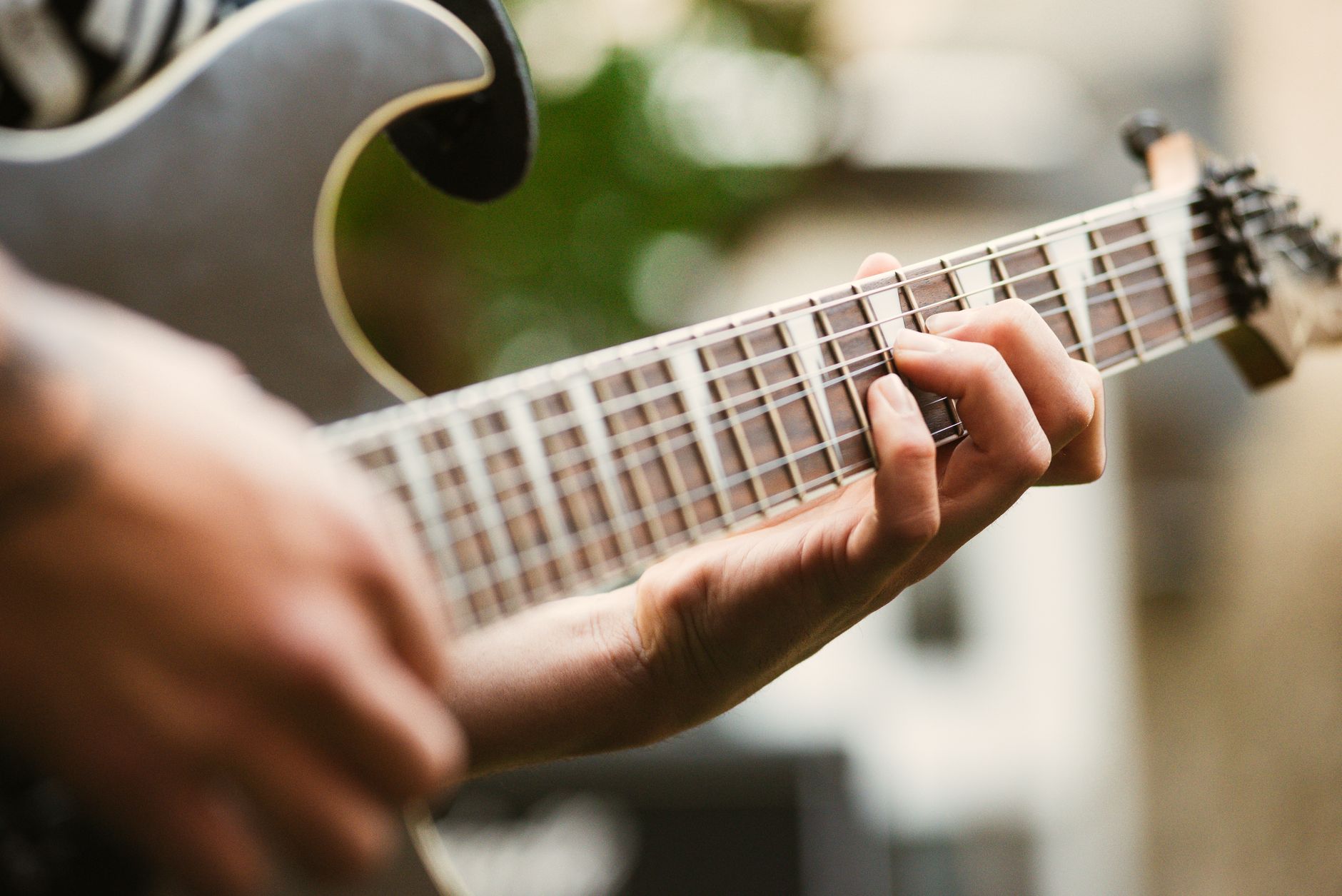 electric guitar solo (Photo: Matias Mango / Pexels)