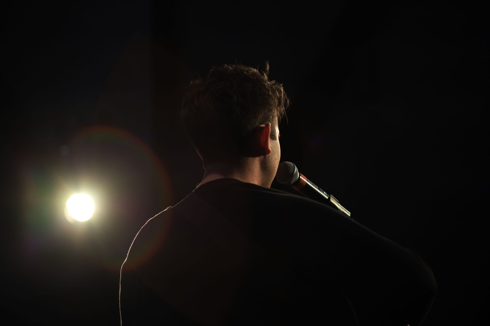 stage competition spotlight singer (Photo: Mark Neal / Pexels)