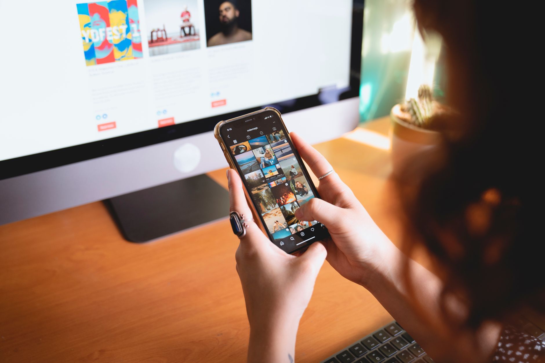 musician social media phone (Photo: Los Muertos Crew / Pexels)